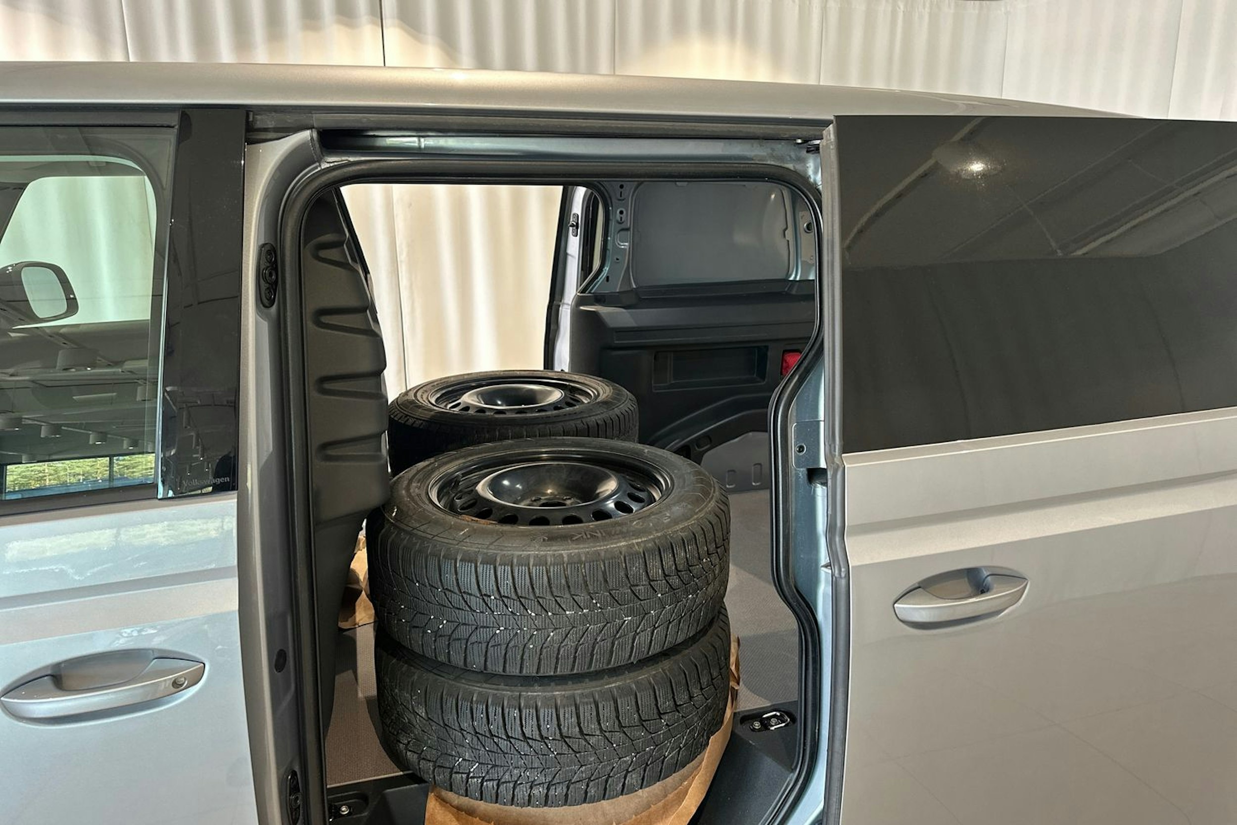 harmaa Volkswagen ID. Buzz Cargo 2024 kuva 16.
