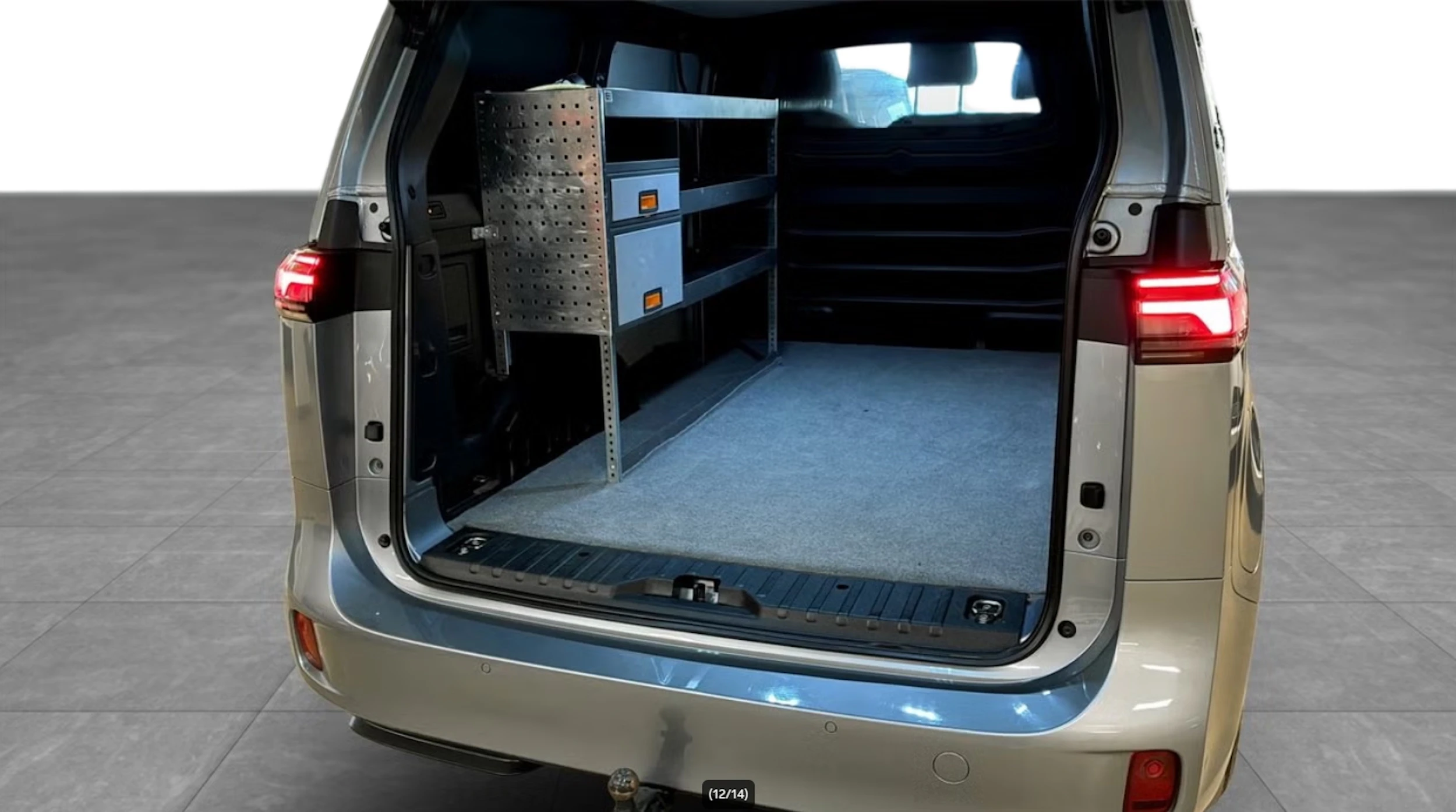met. harmaa Volkswagen ID. Buzz Cargo 2025 kuva 11.