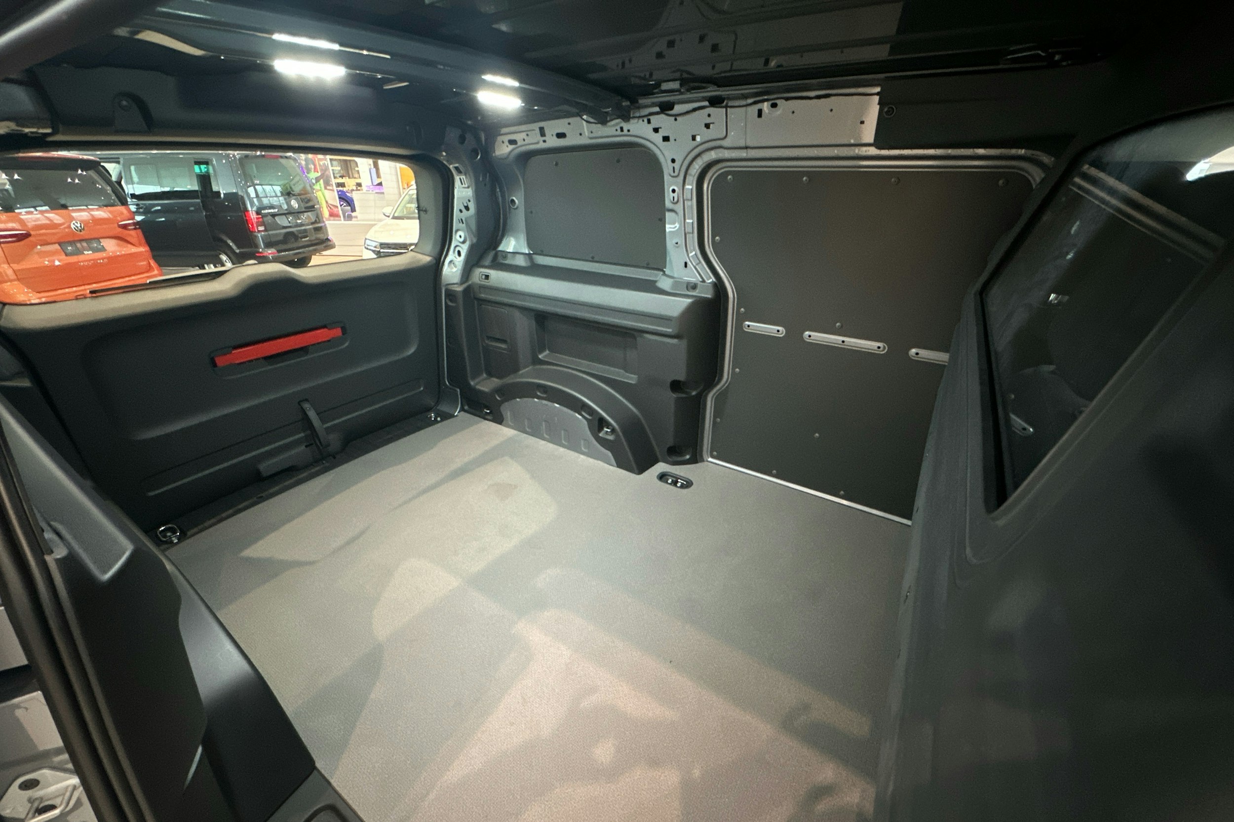 harmaa Volkswagen ID. Buzz Cargo 2025 kuva 7.