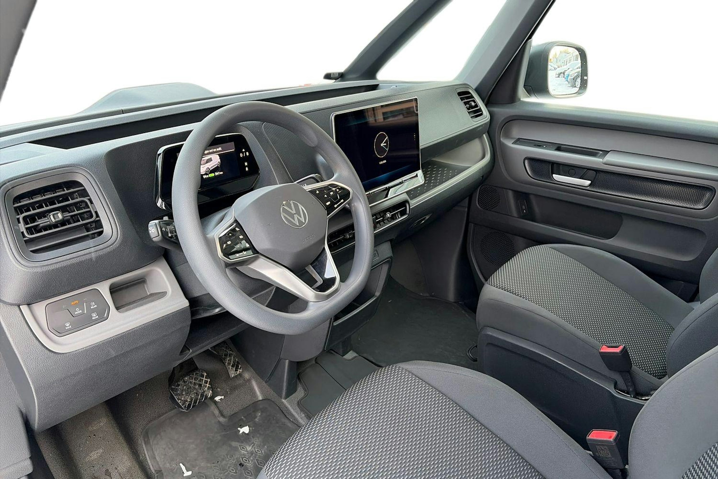 Musta Volkswagen ID. Buzz Cargo 2025 kuva 8.