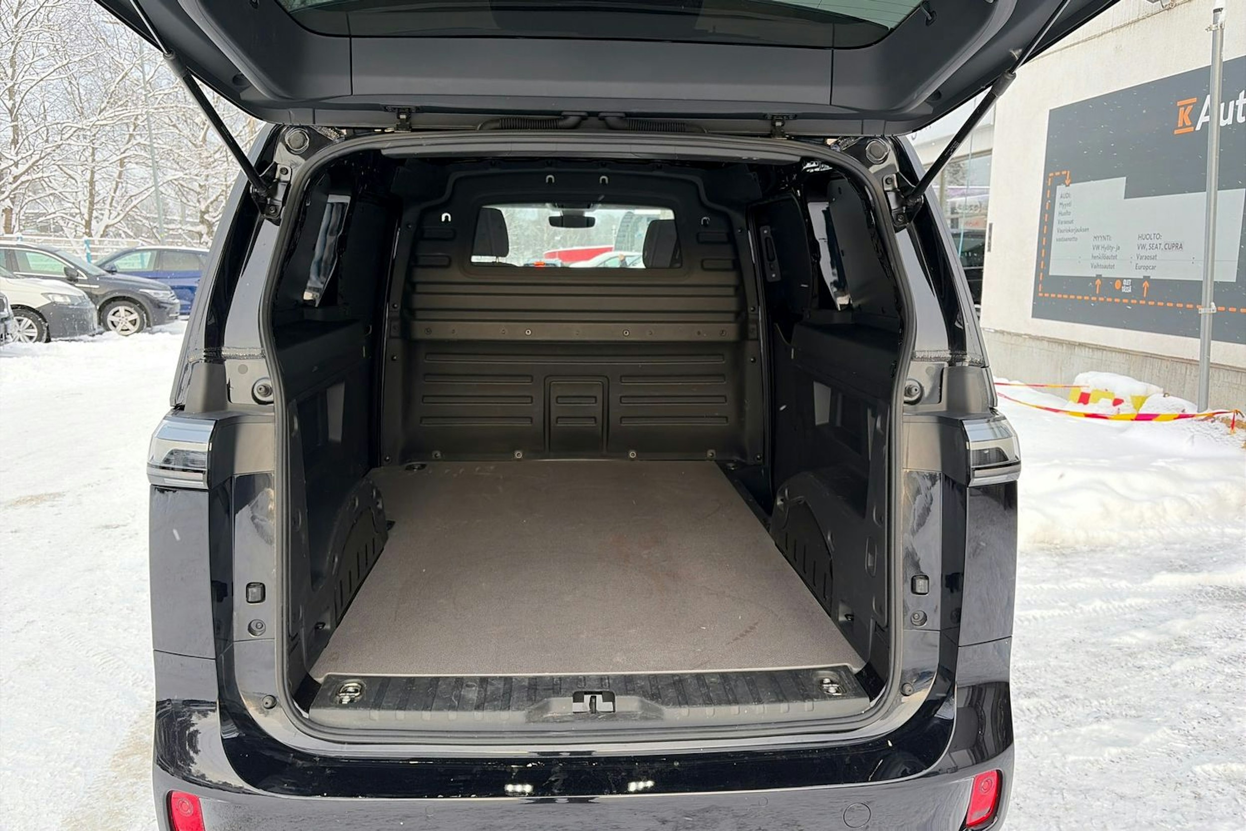 Musta Volkswagen ID. Buzz Cargo 2025 kuva 17.