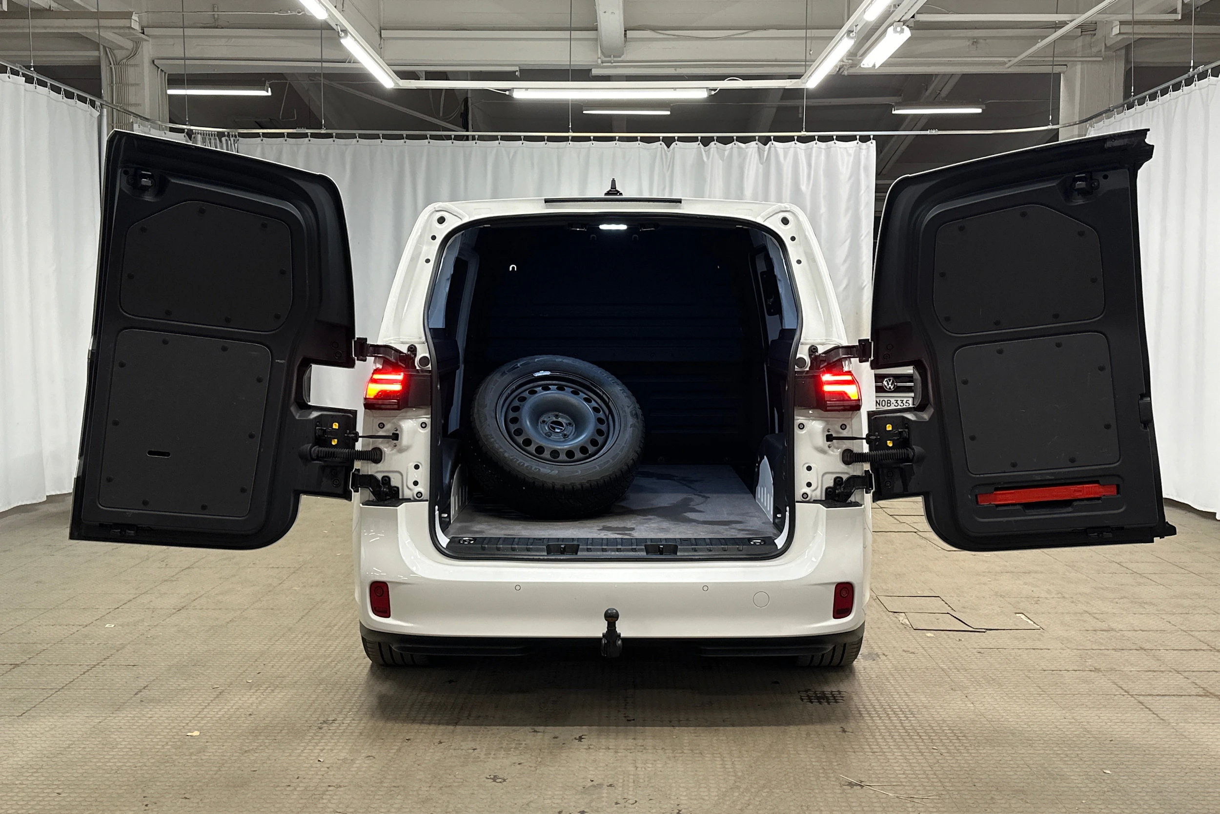 valkoinen Volkswagen ID. Buzz Cargo 2025 kuva 11.