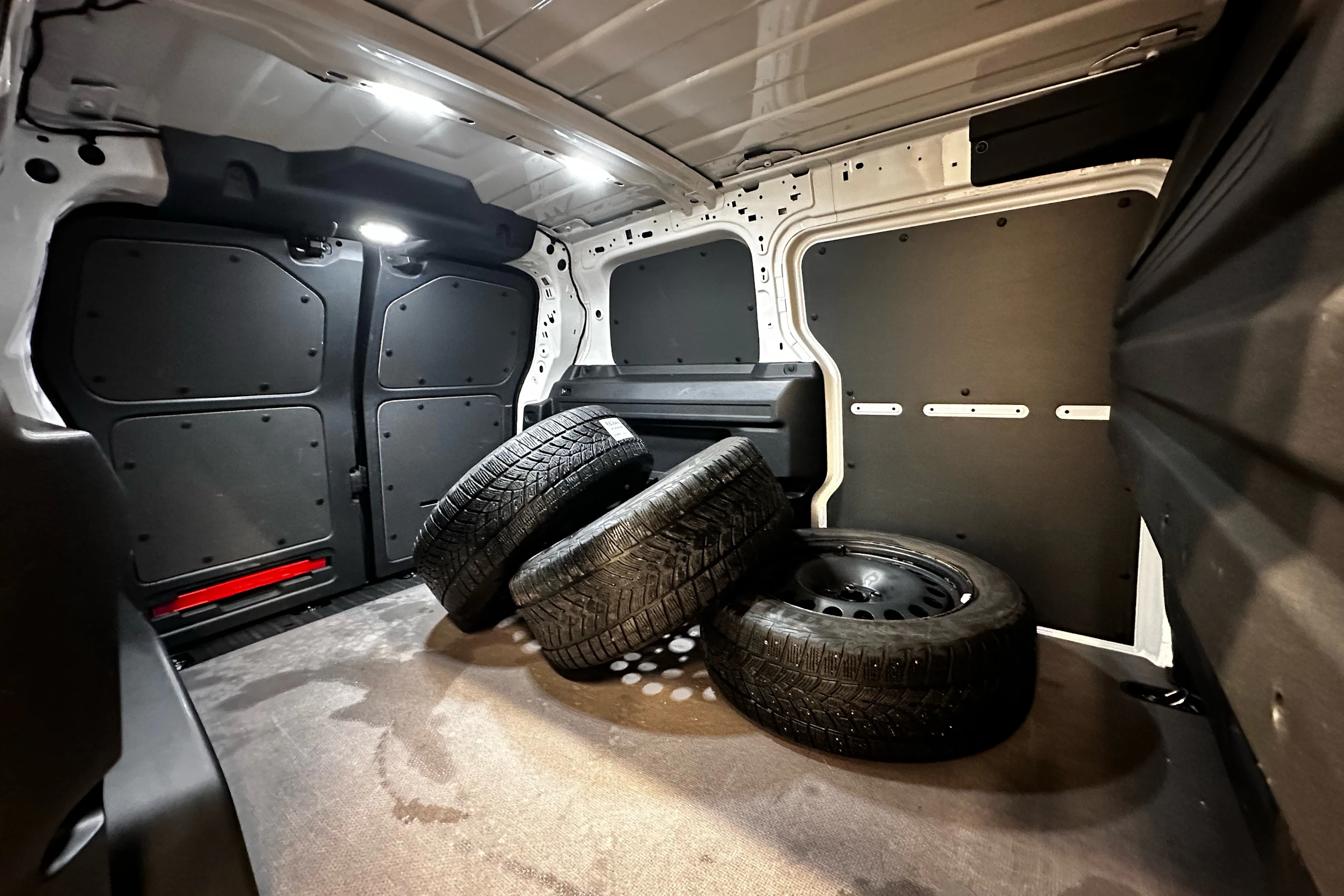 valkoinen Volkswagen ID. Buzz Cargo 2025 kuva 12.