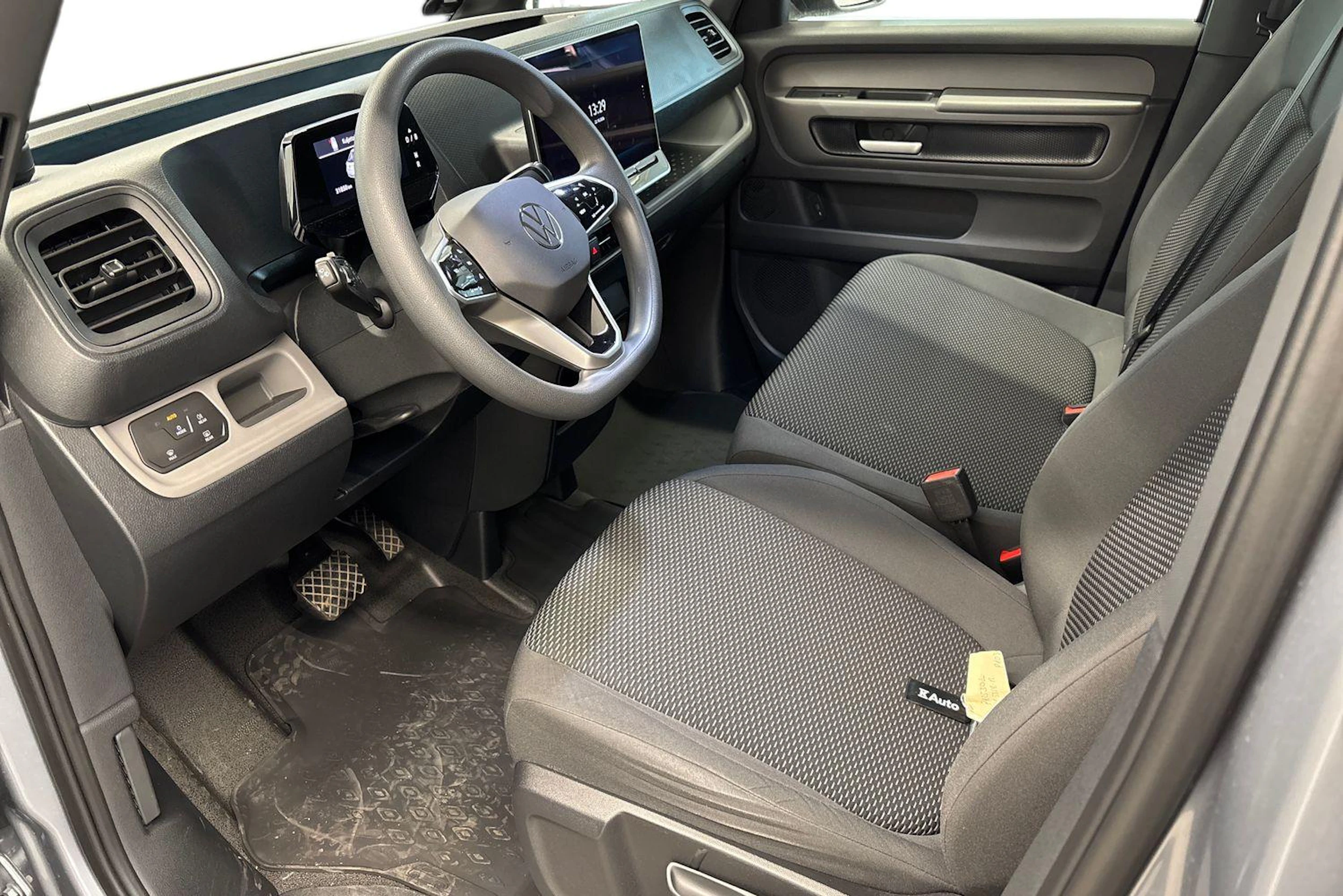 harmaa Volkswagen ID. Buzz Cargo 2025 kuva 3.