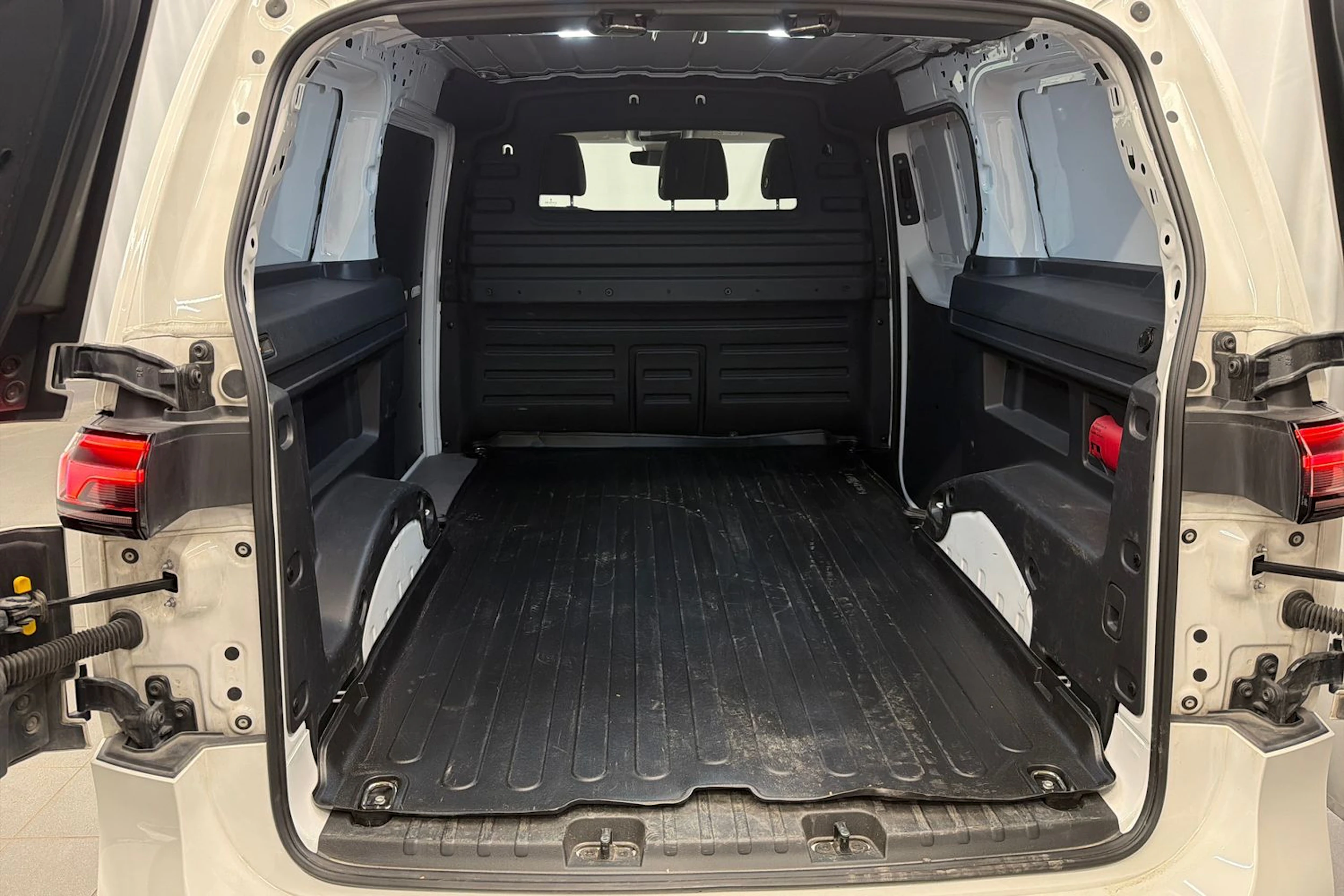 valkoinen Volkswagen ID. Buzz Cargo 2025 kuva 11.