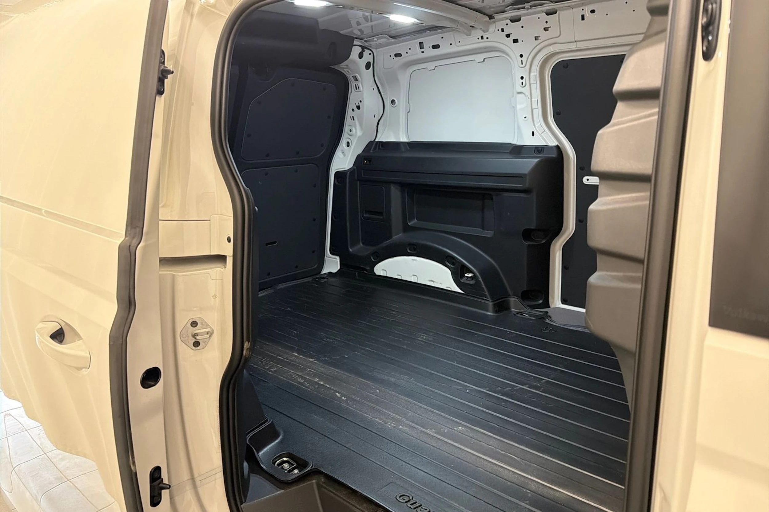 valkoinen Volkswagen ID. Buzz Cargo 2025 kuva 13.