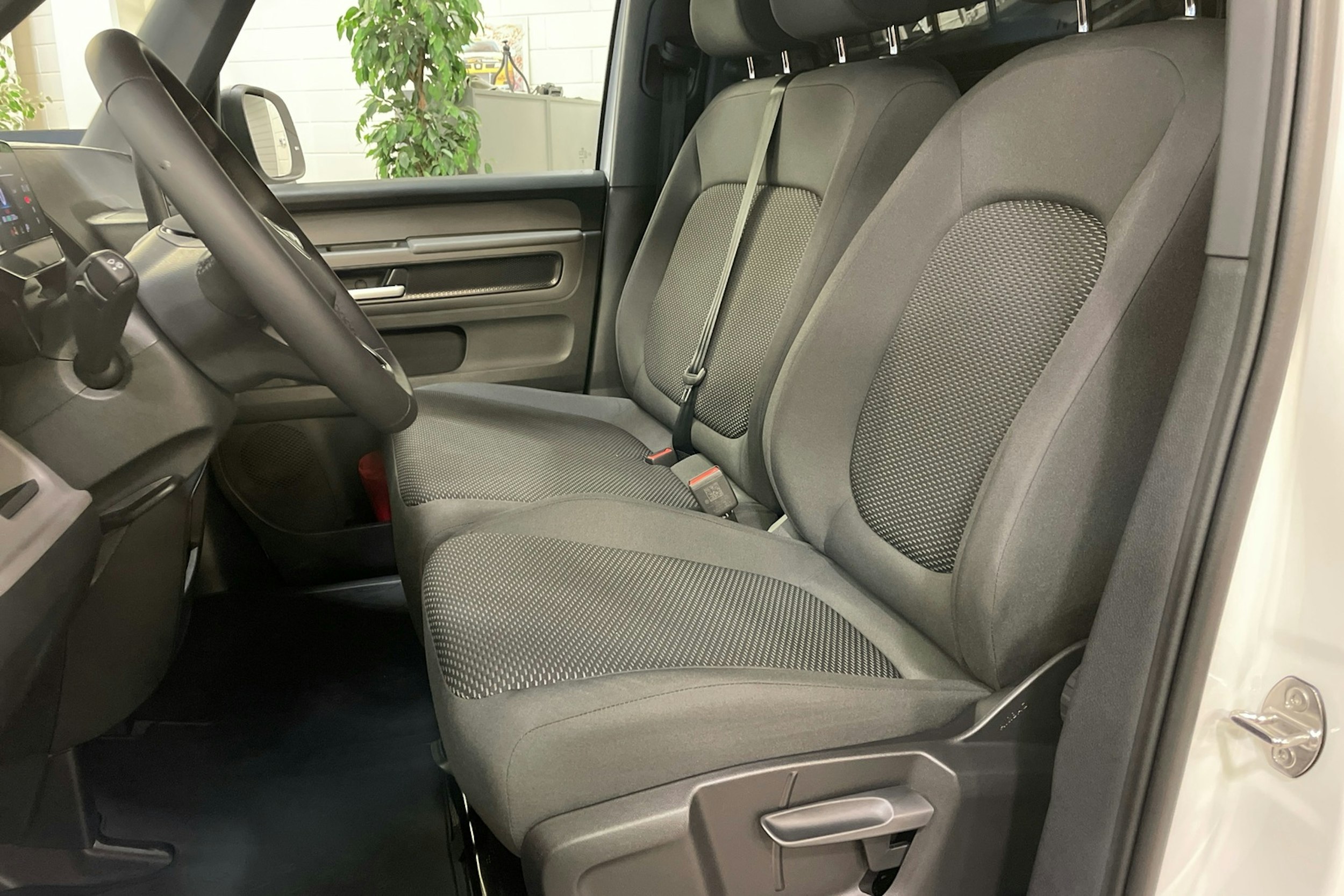 valkoinen Volkswagen ID. Buzz Cargo 2025 kuva 8.