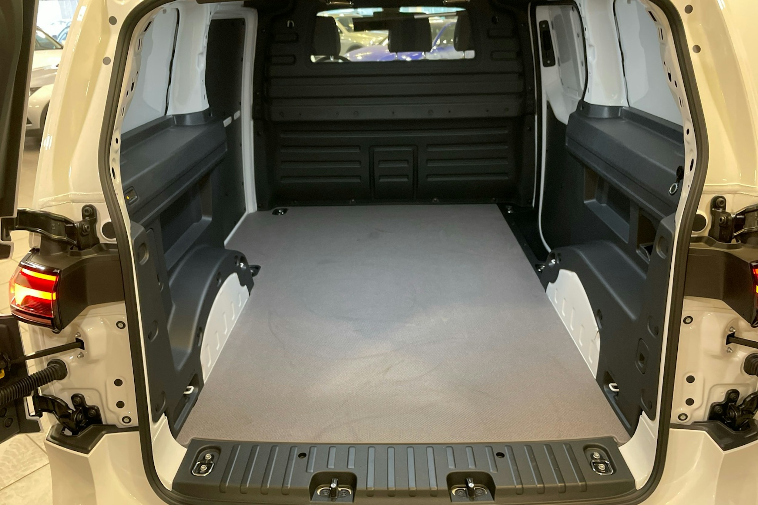 valkoinen Volkswagen ID. Buzz Cargo 2025 kuva 10.