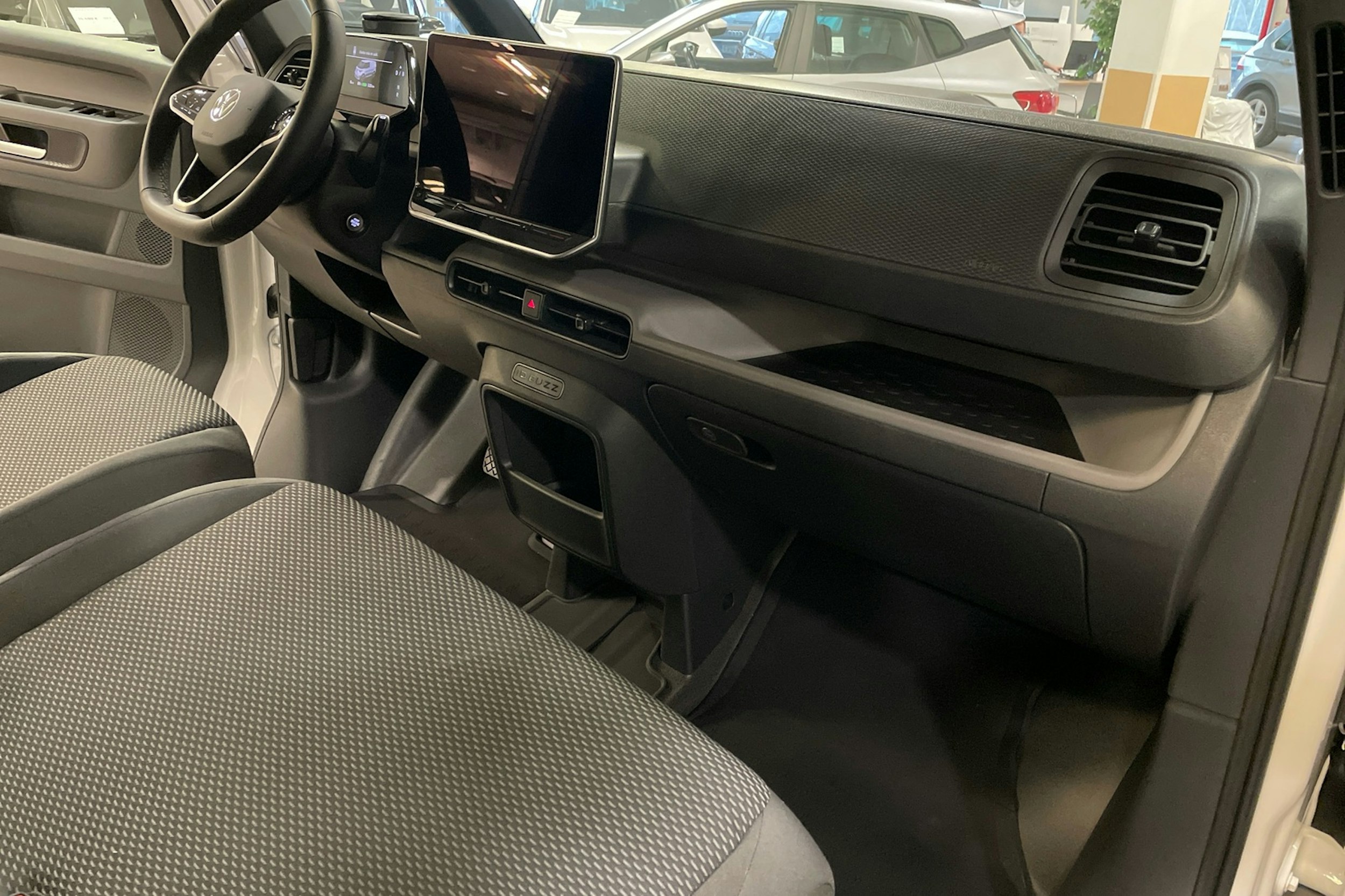 valkoinen Volkswagen ID. Buzz Cargo 2025 kuva 11.