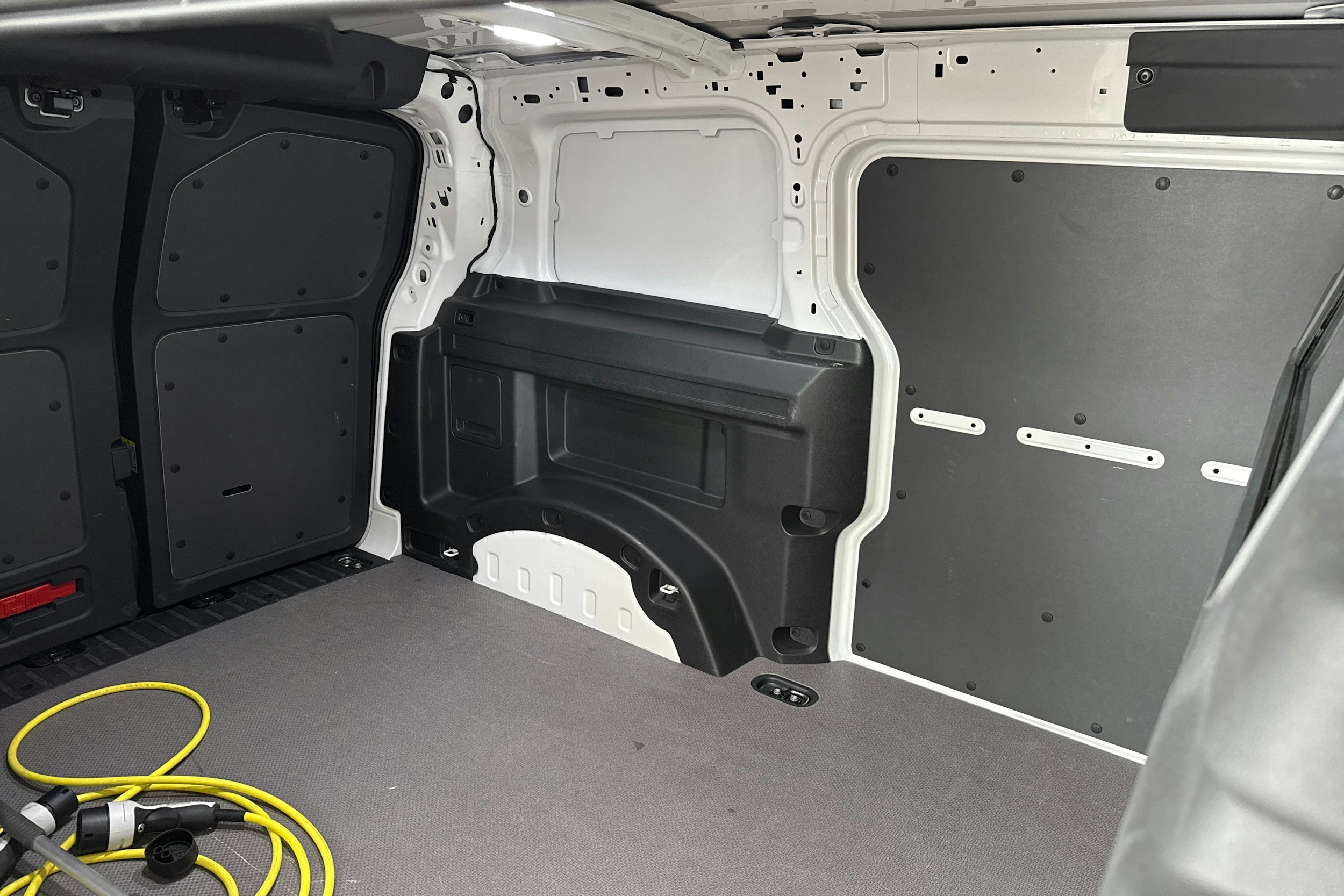 valkoinen Volkswagen ID. Buzz Cargo 2025 kuva 8.