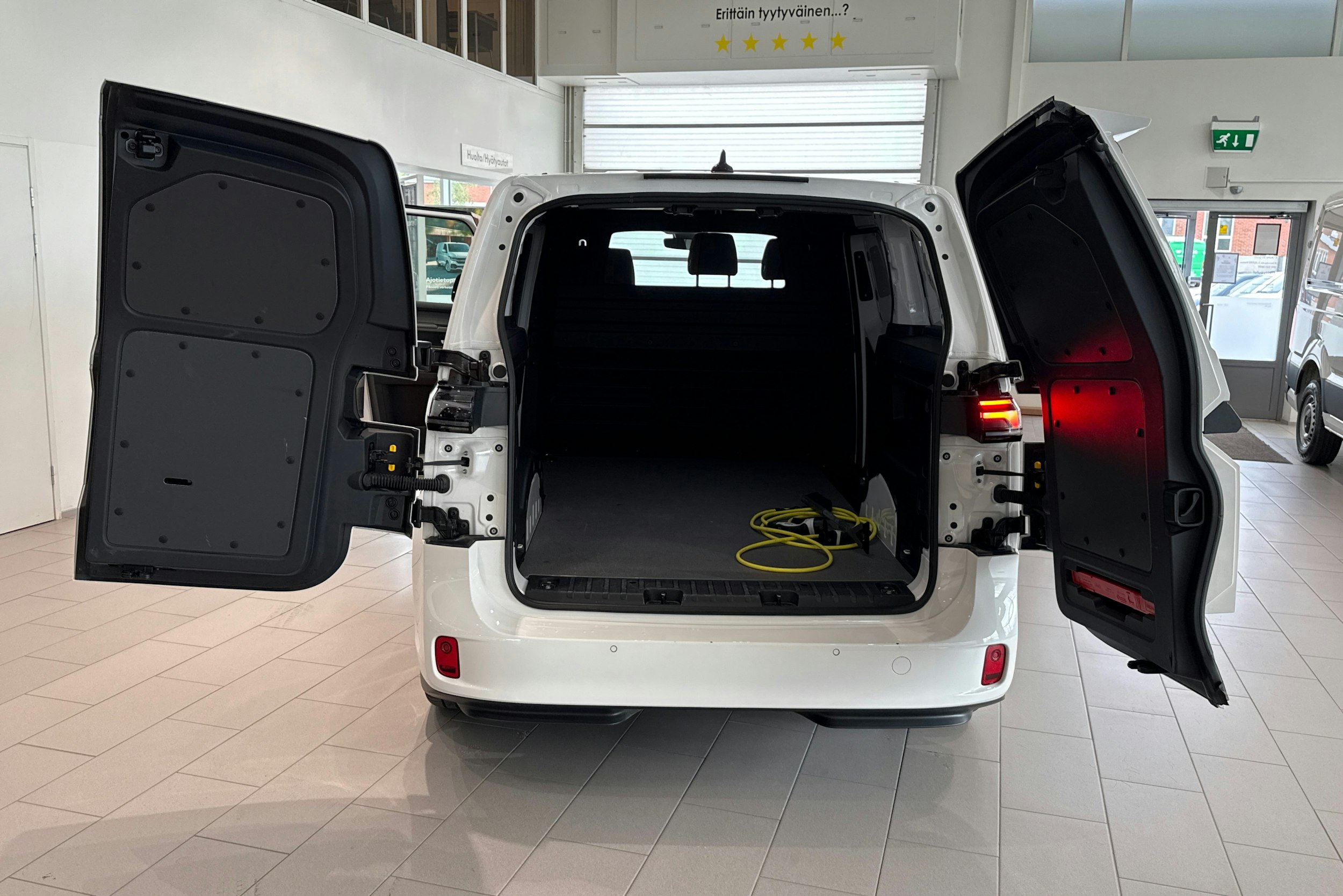 valkoinen Volkswagen ID. Buzz Cargo 2025 kuva 11.