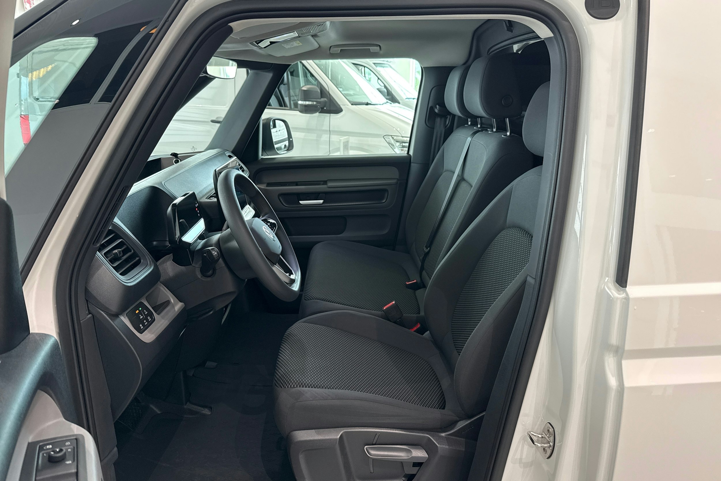 valkoinen Volkswagen ID. Buzz Cargo 2025 kuva 30.