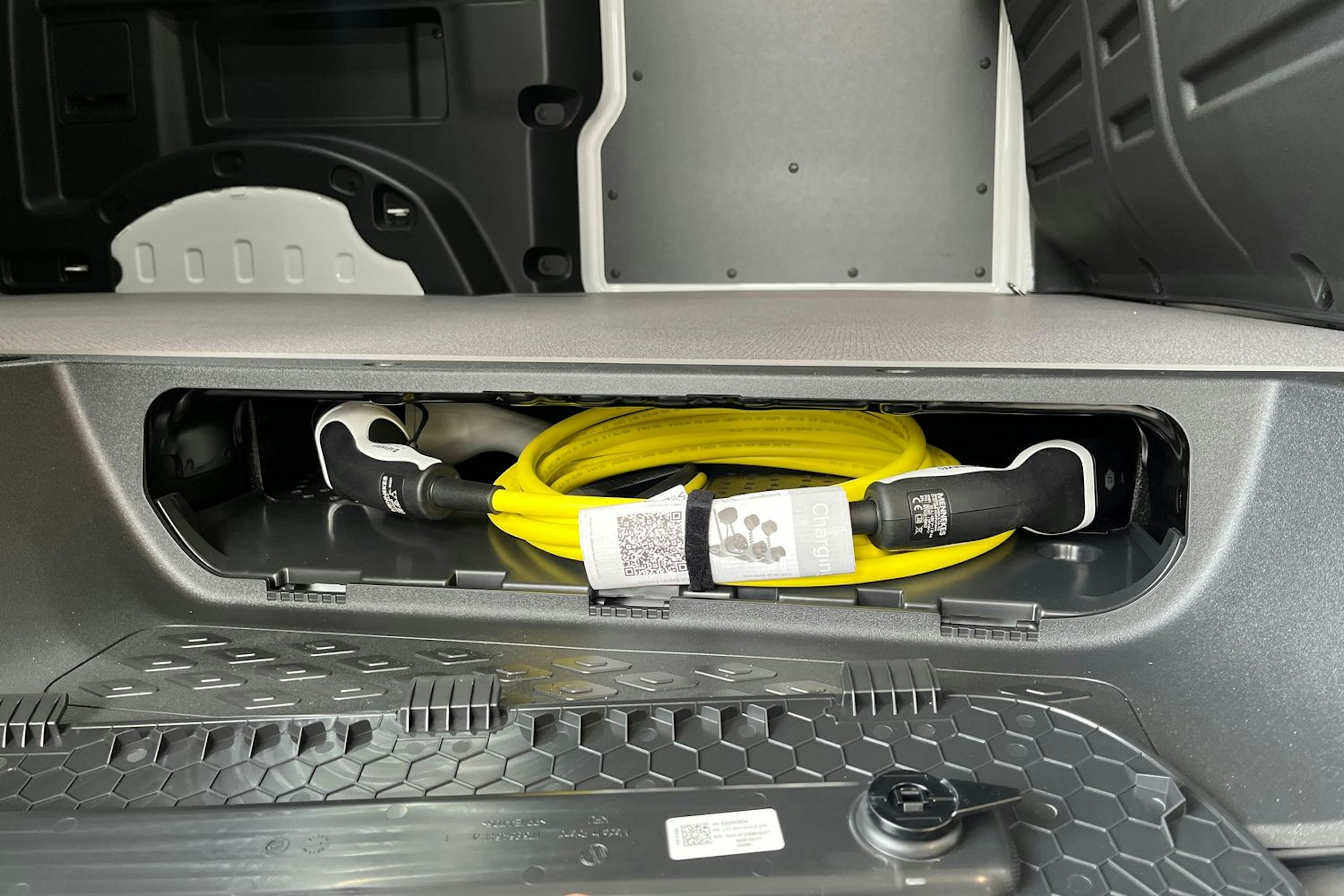 valkoinen Volkswagen ID. Buzz Cargo 2025 kuva 9.