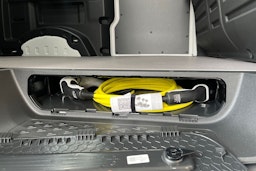 valkoinen Volkswagen ID. Buzz Cargo 2025 kuva 9.