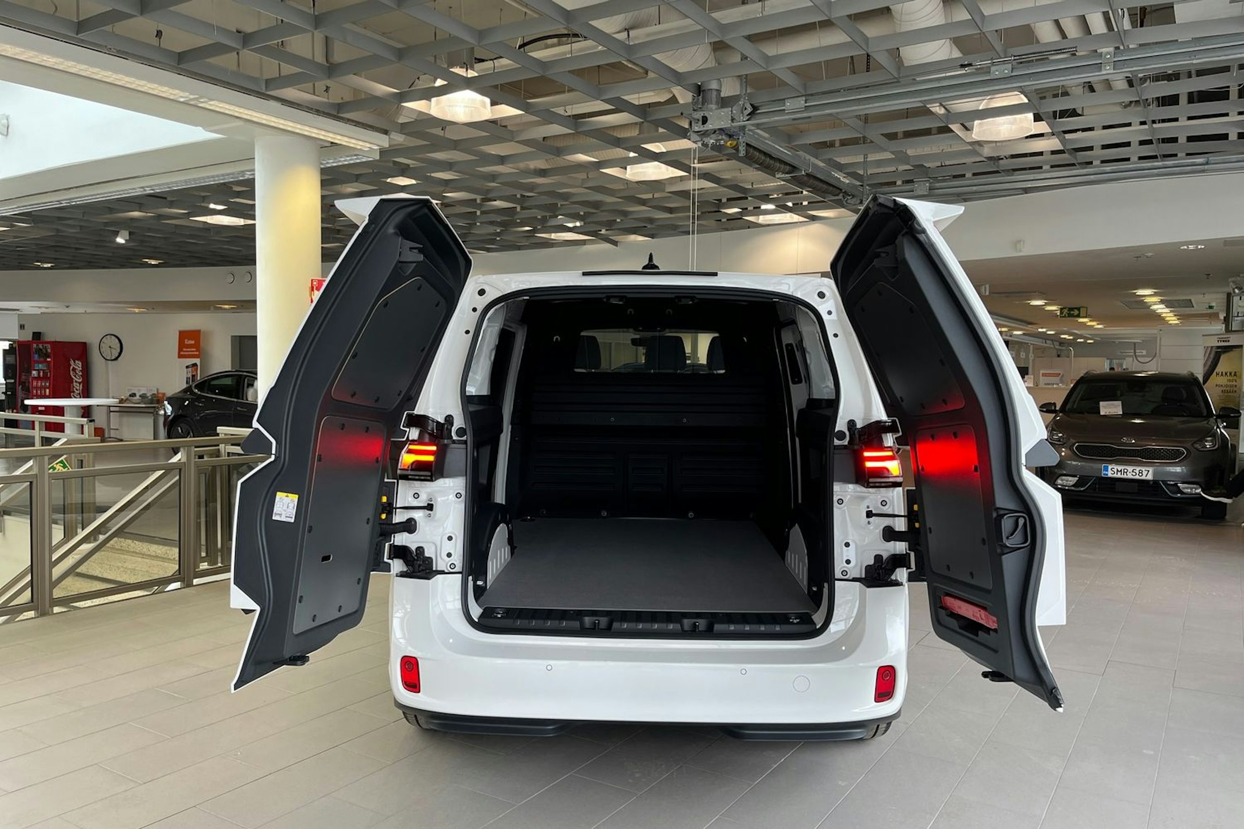valkoinen Volkswagen ID. Buzz Cargo 2025 kuva 11.