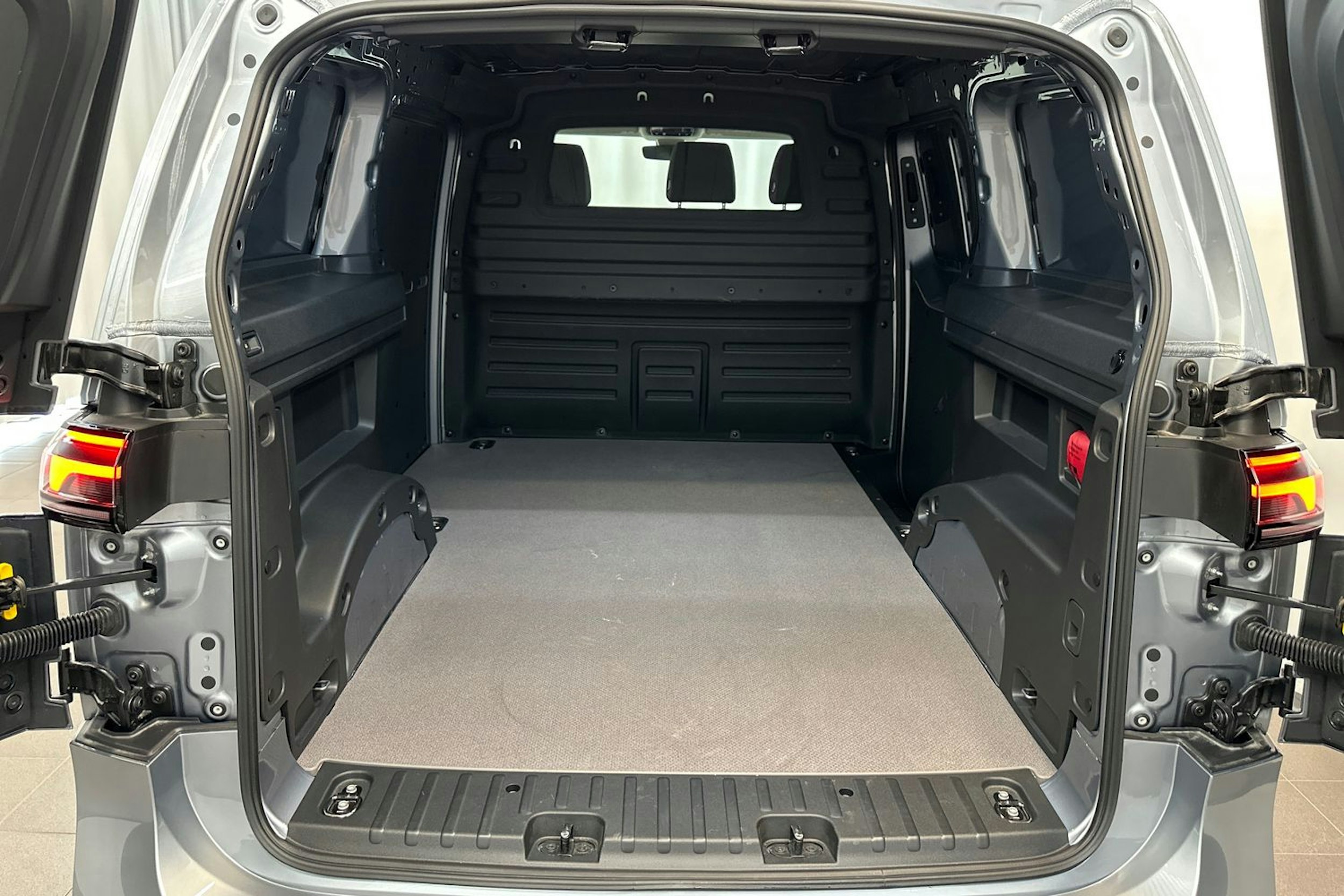 harmaa Volkswagen ID. Buzz Cargo 2025 kuva 12.