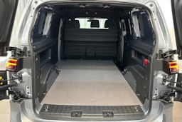 harmaa Volkswagen ID. Buzz Cargo 2025 kuva 12.