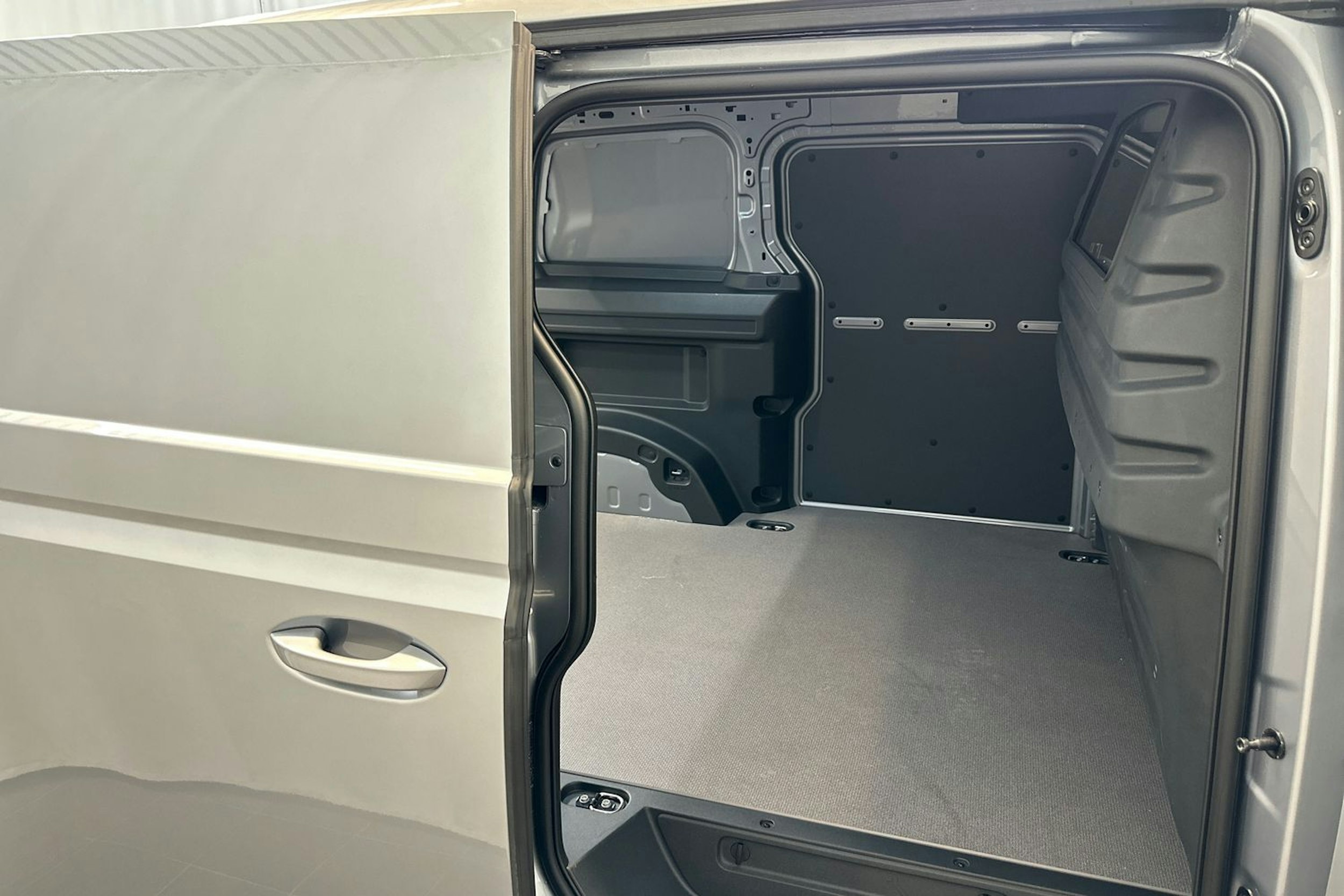 harmaa Volkswagen ID. Buzz Cargo 2025 kuva 13.