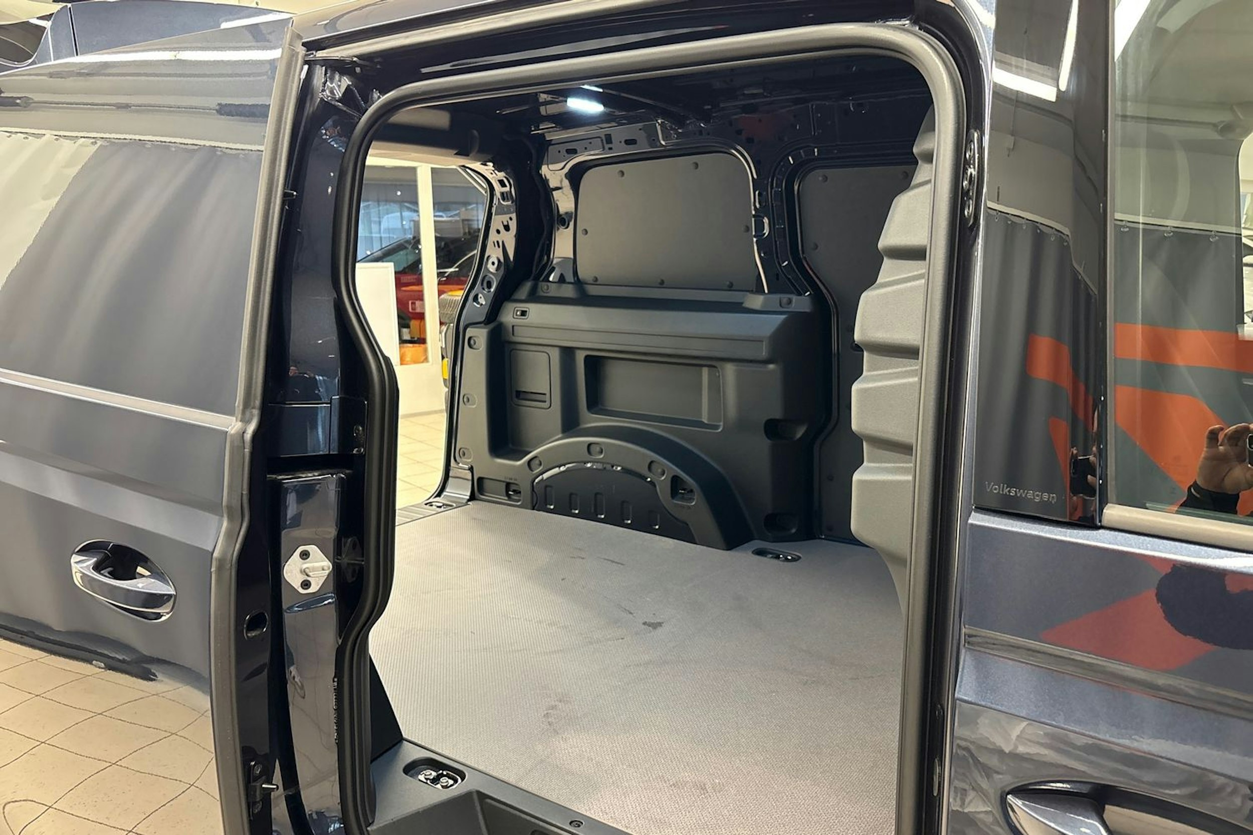 sininen Volkswagen ID. Buzz Cargo 2025 kuva 12.