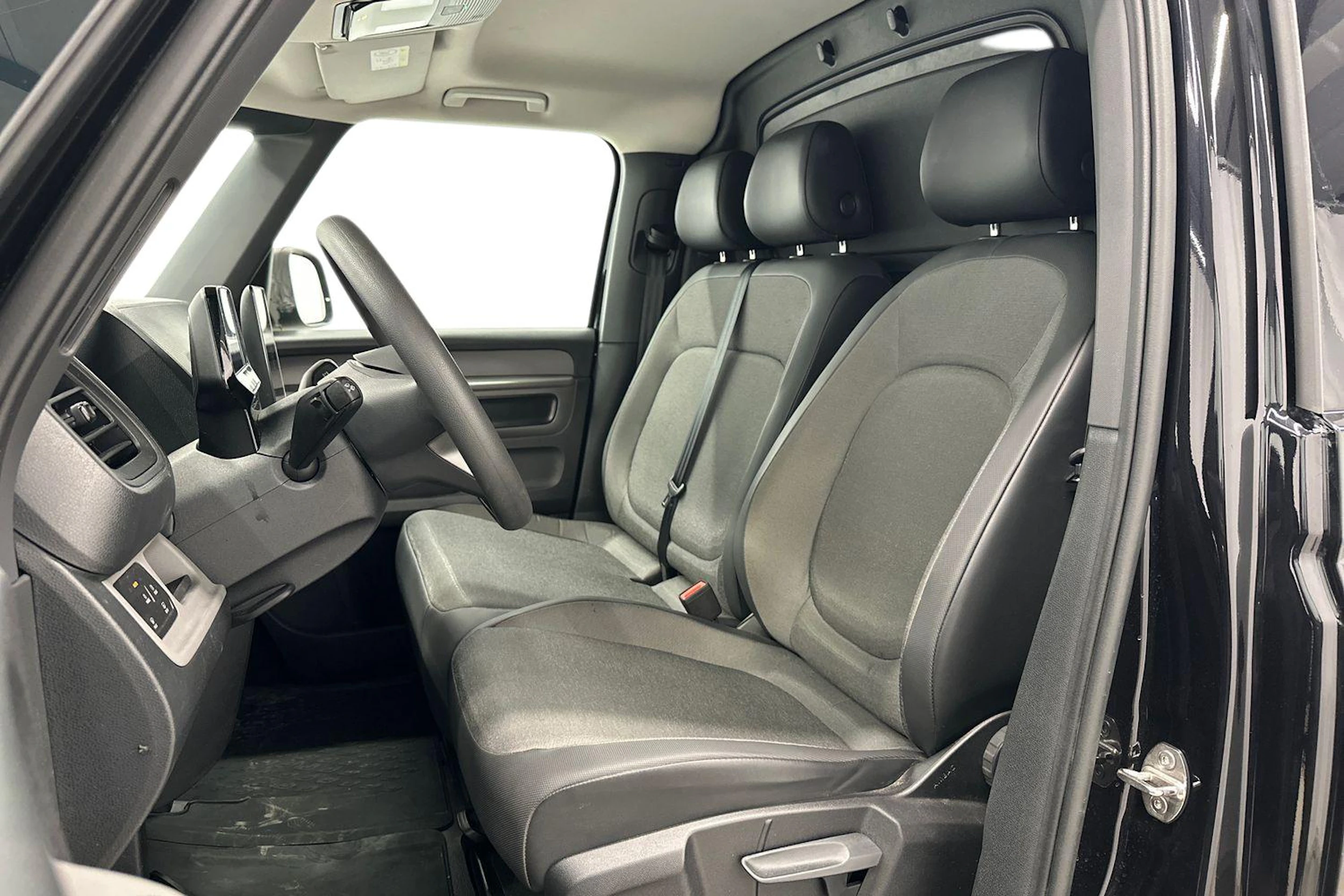 musta Volkswagen ID. Buzz Cargo 2025 kuva 11.