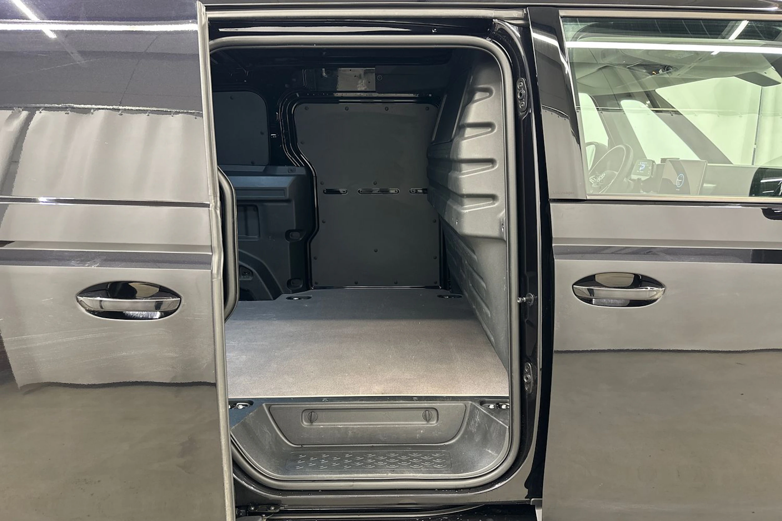 musta Volkswagen ID. Buzz Cargo 2025 kuva 25.