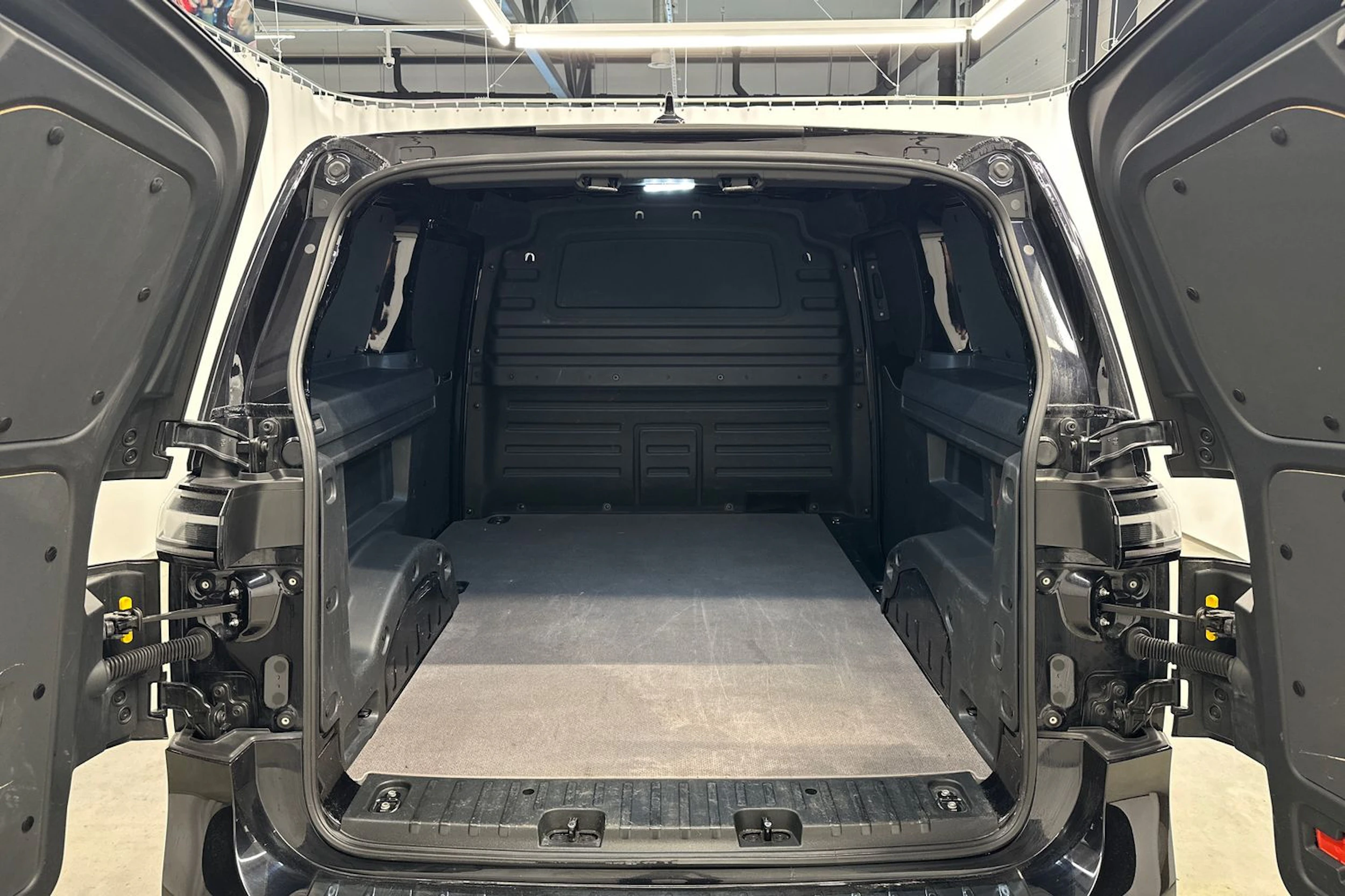 musta Volkswagen ID. Buzz Cargo 2025 kuva 26.