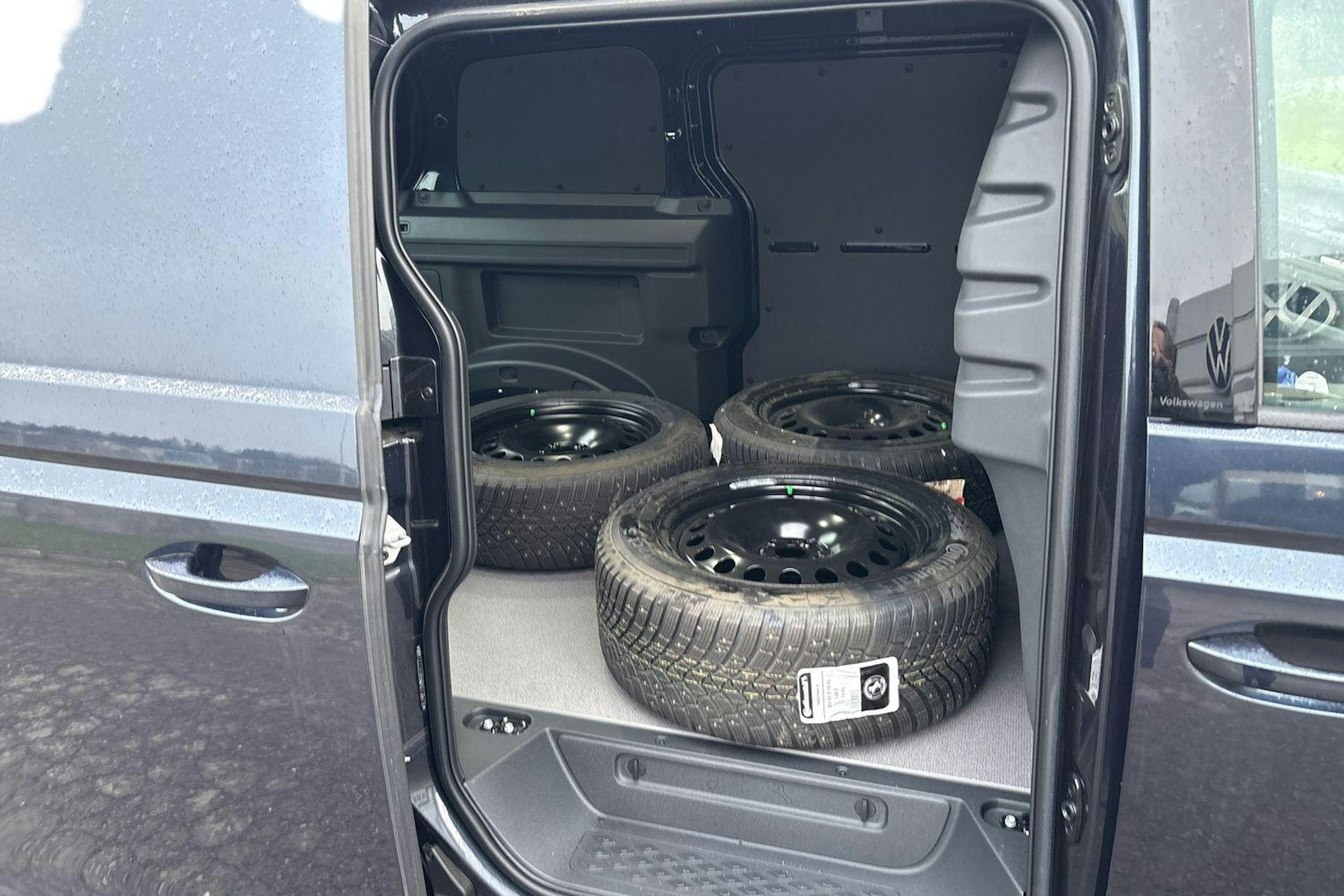 sininen Volkswagen ID. Buzz Cargo 2025 kuva 8.