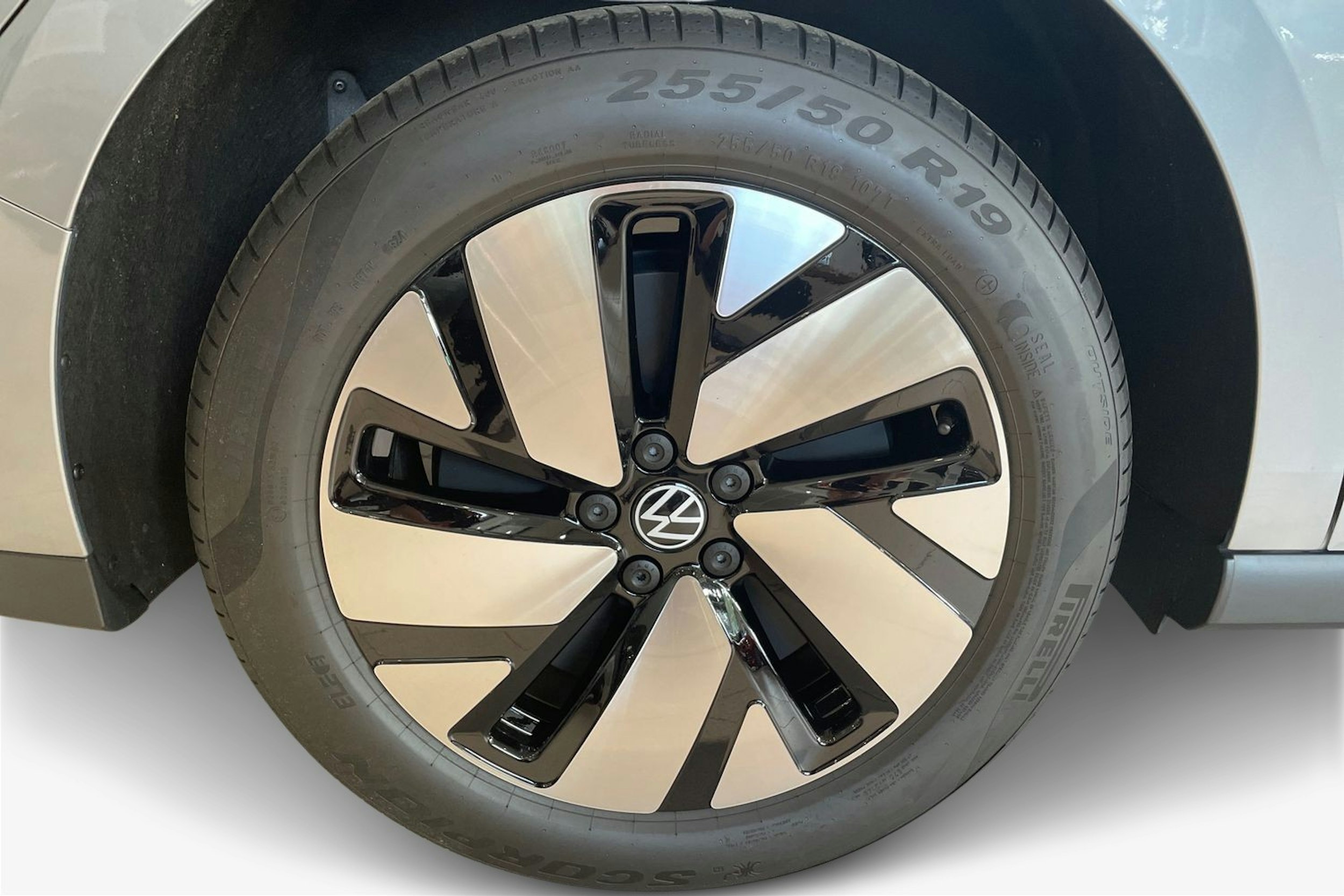 met. harmaa Volkswagen ID. Buzz Cargo 2025 kuva 11.