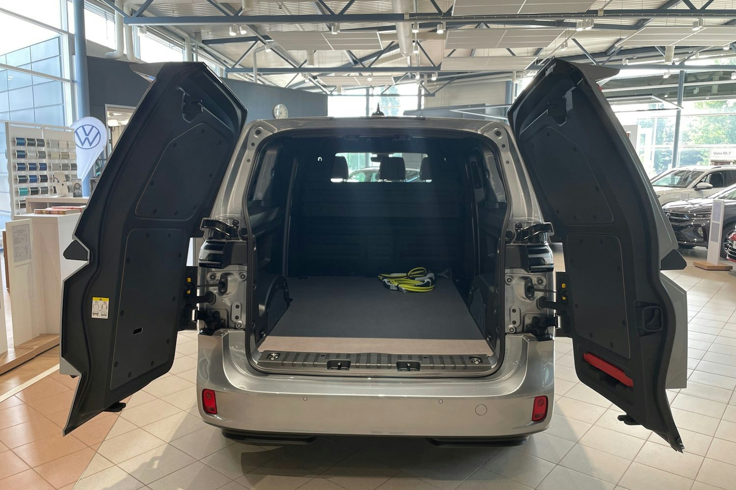 met. harmaa Volkswagen ID. Buzz Cargo 2025 kuva 14.
