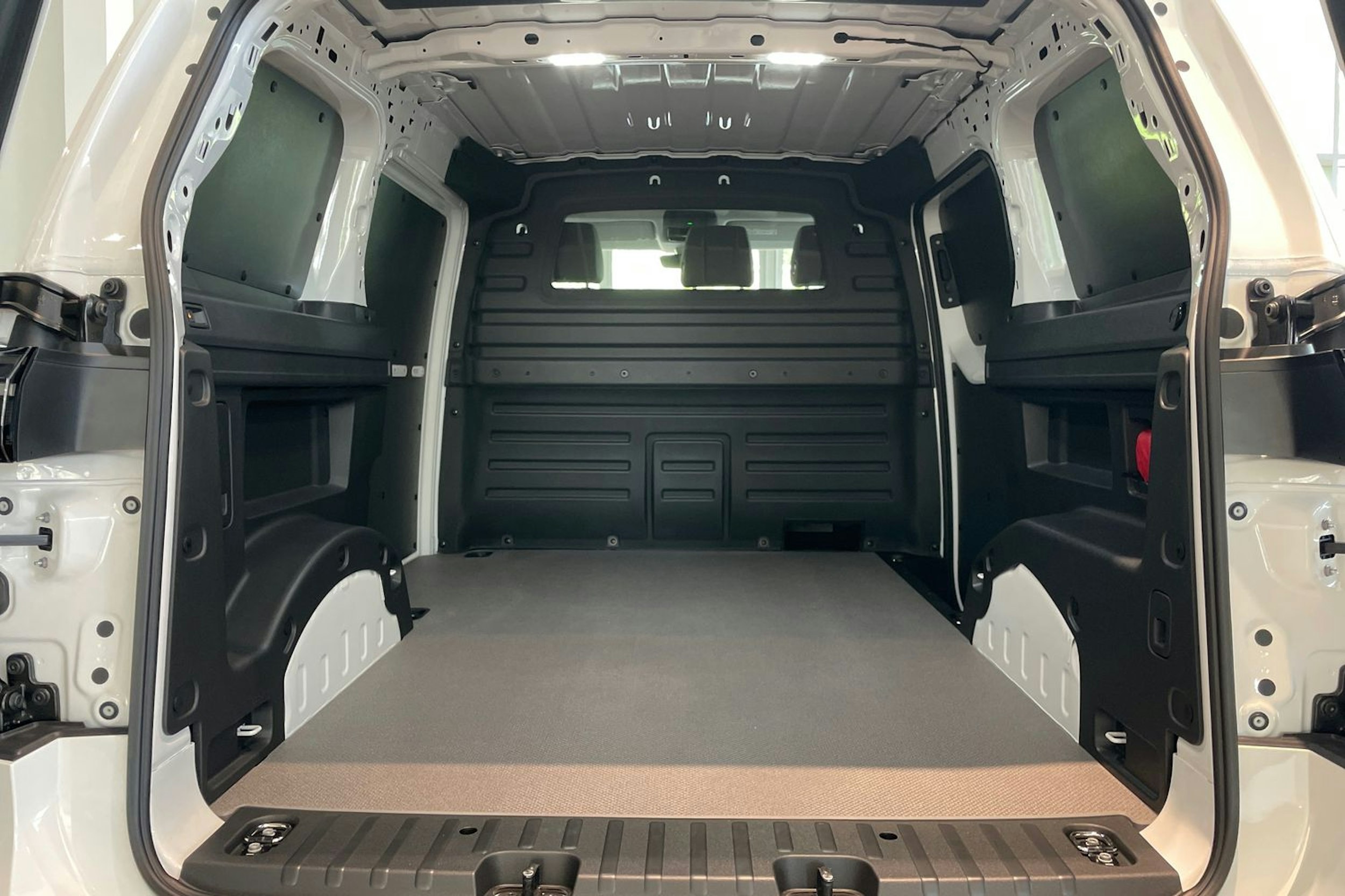 valkoinen Volkswagen ID. Buzz Cargo 2025 kuva 13.