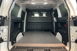 valkoinen Volkswagen ID. Buzz Cargo 2025 kuva 13.