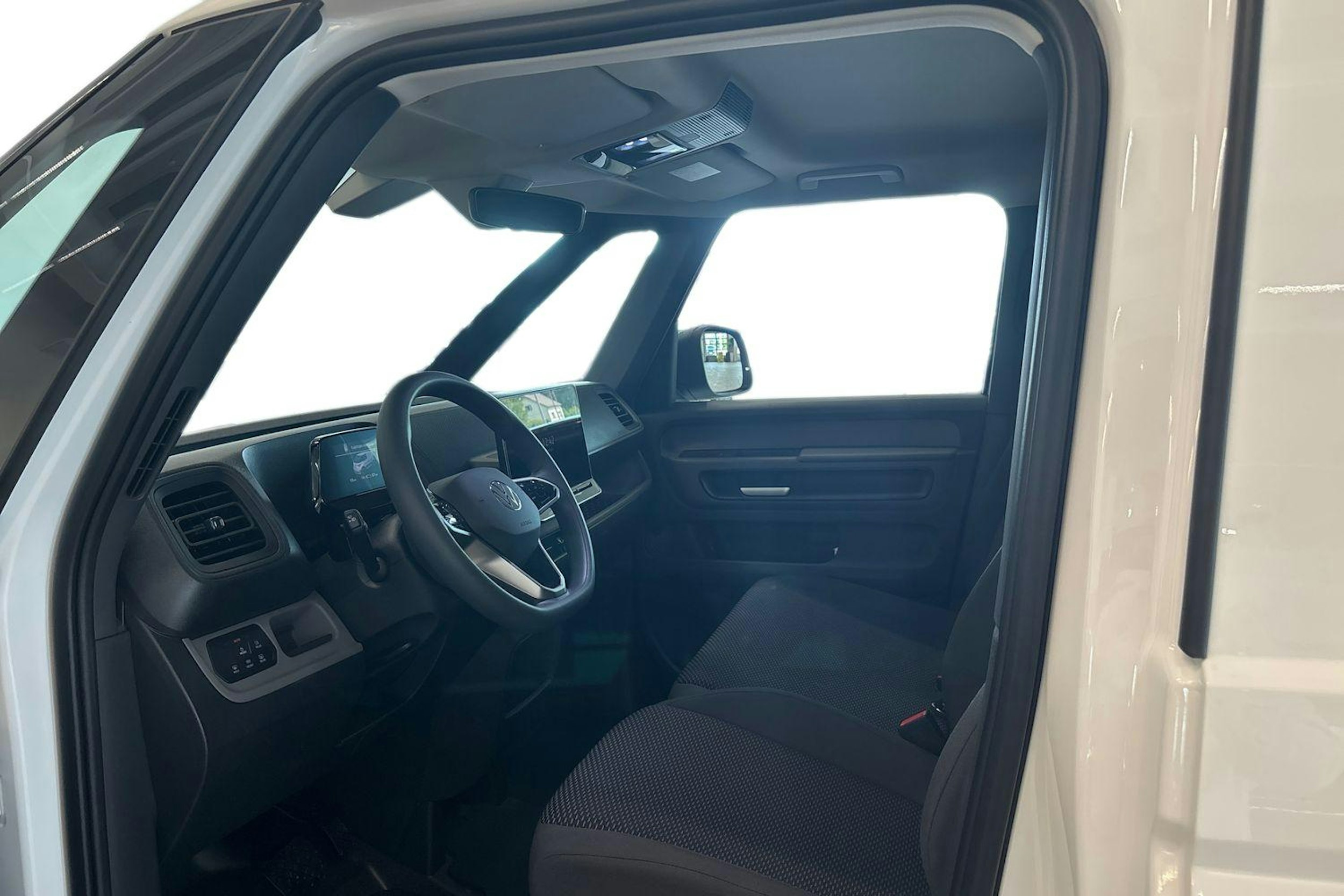 valkoinen Volkswagen ID. Buzz Cargo 2025 kuva 6.