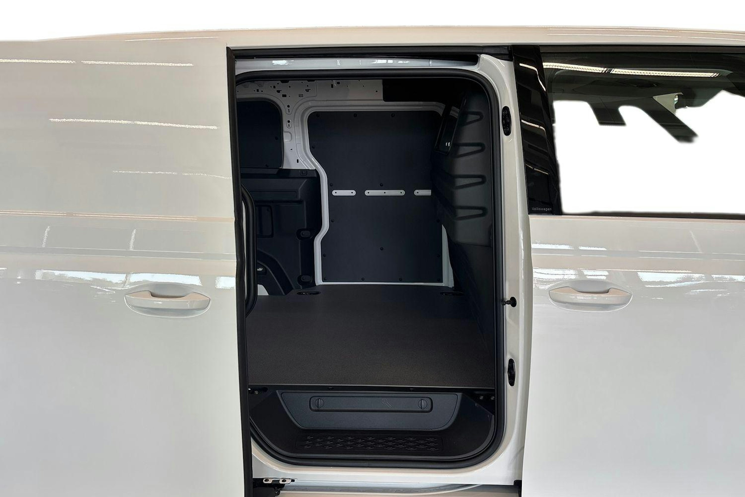 valkoinen Volkswagen ID. Buzz Cargo 2025 kuva 8.