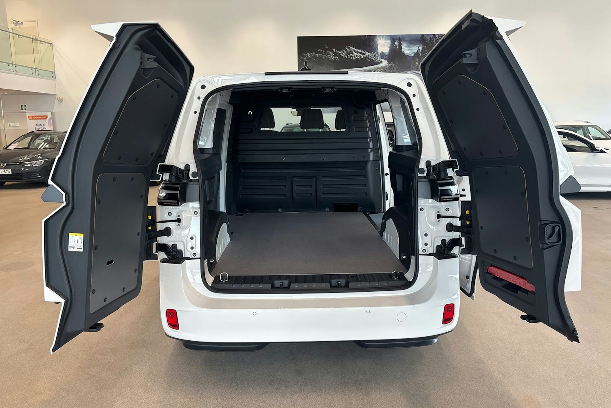 valkoinen Volkswagen ID. Buzz Cargo 2025 kuva 10.
