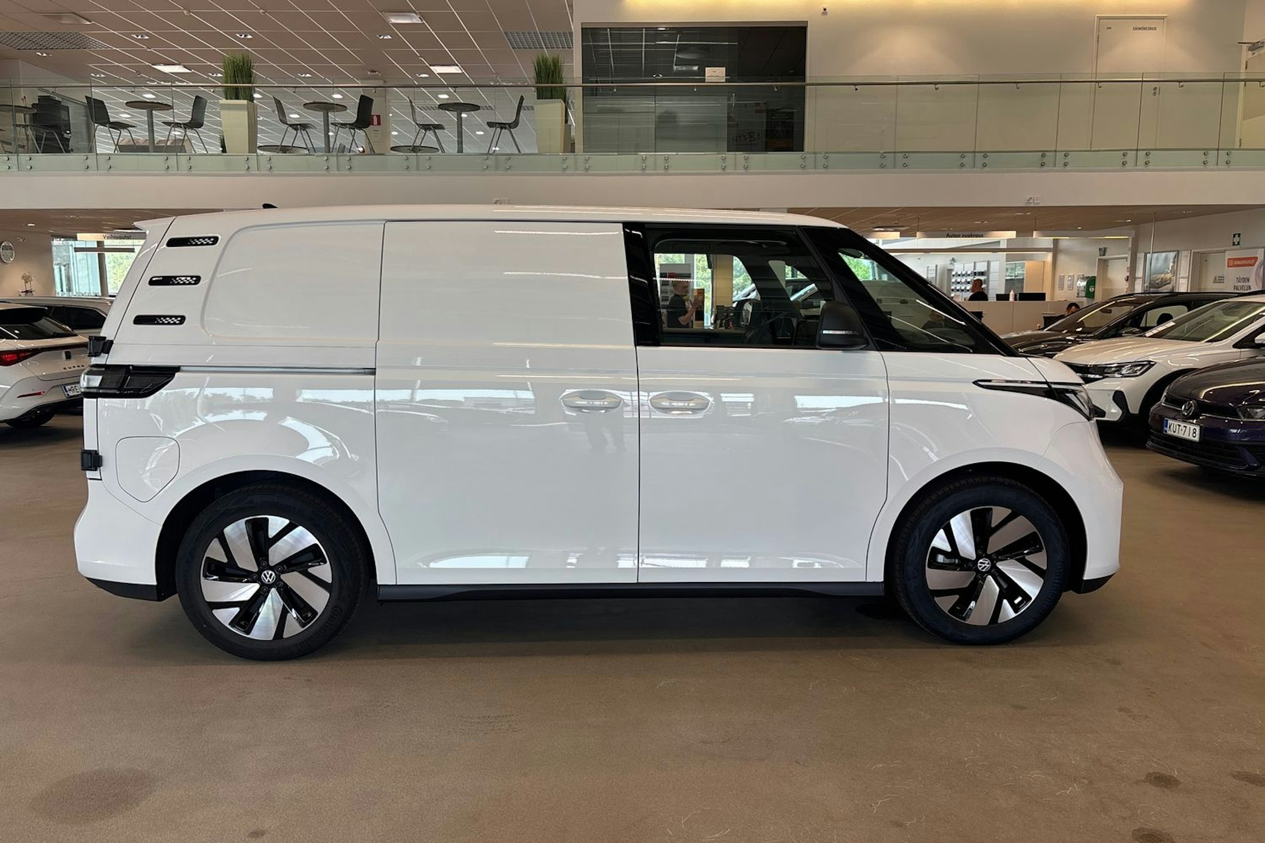 valkoinen Volkswagen ID. Buzz Cargo 2025 kuva 12.