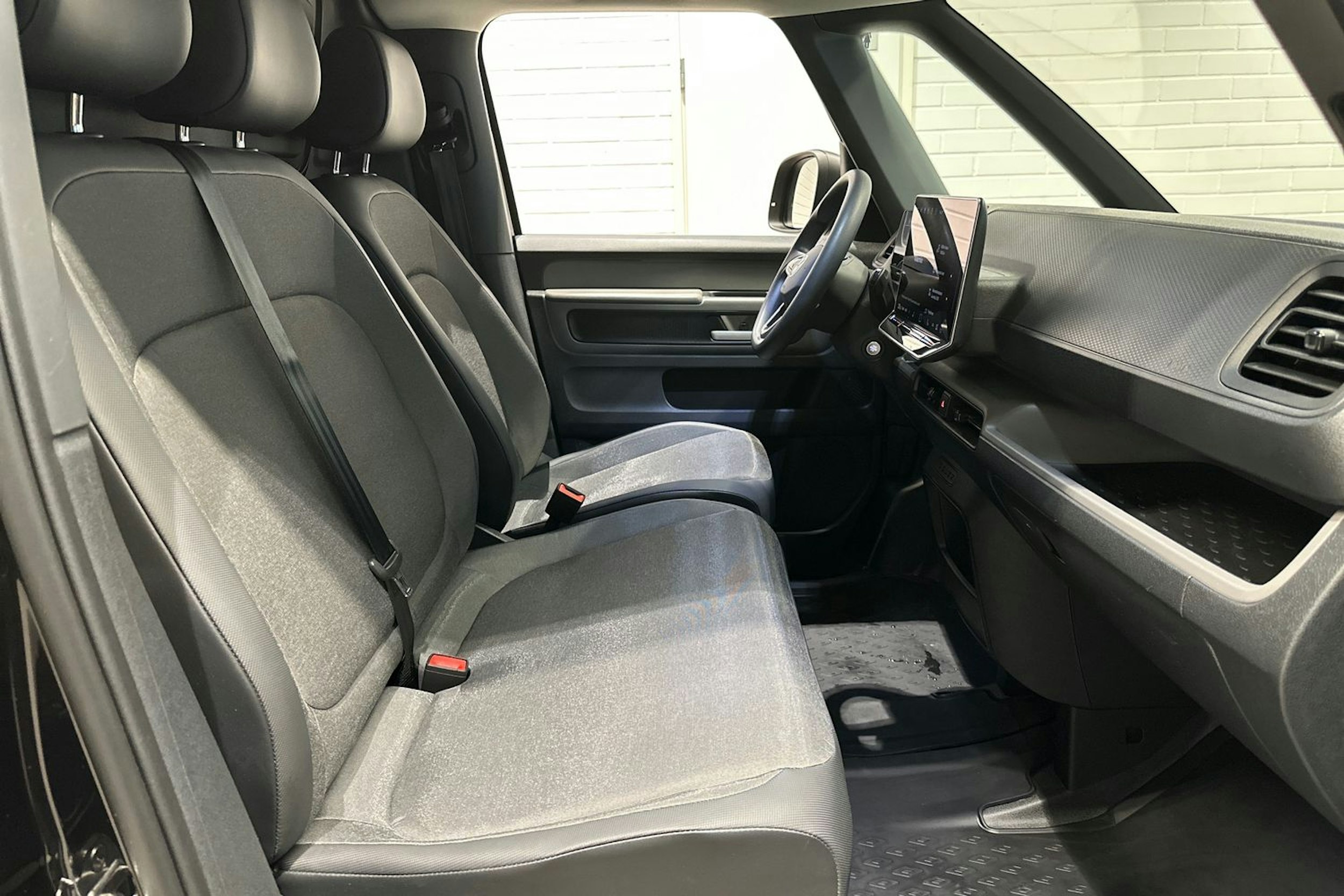 Musta Volkswagen ID. Buzz Cargo 2025 kuva 20.