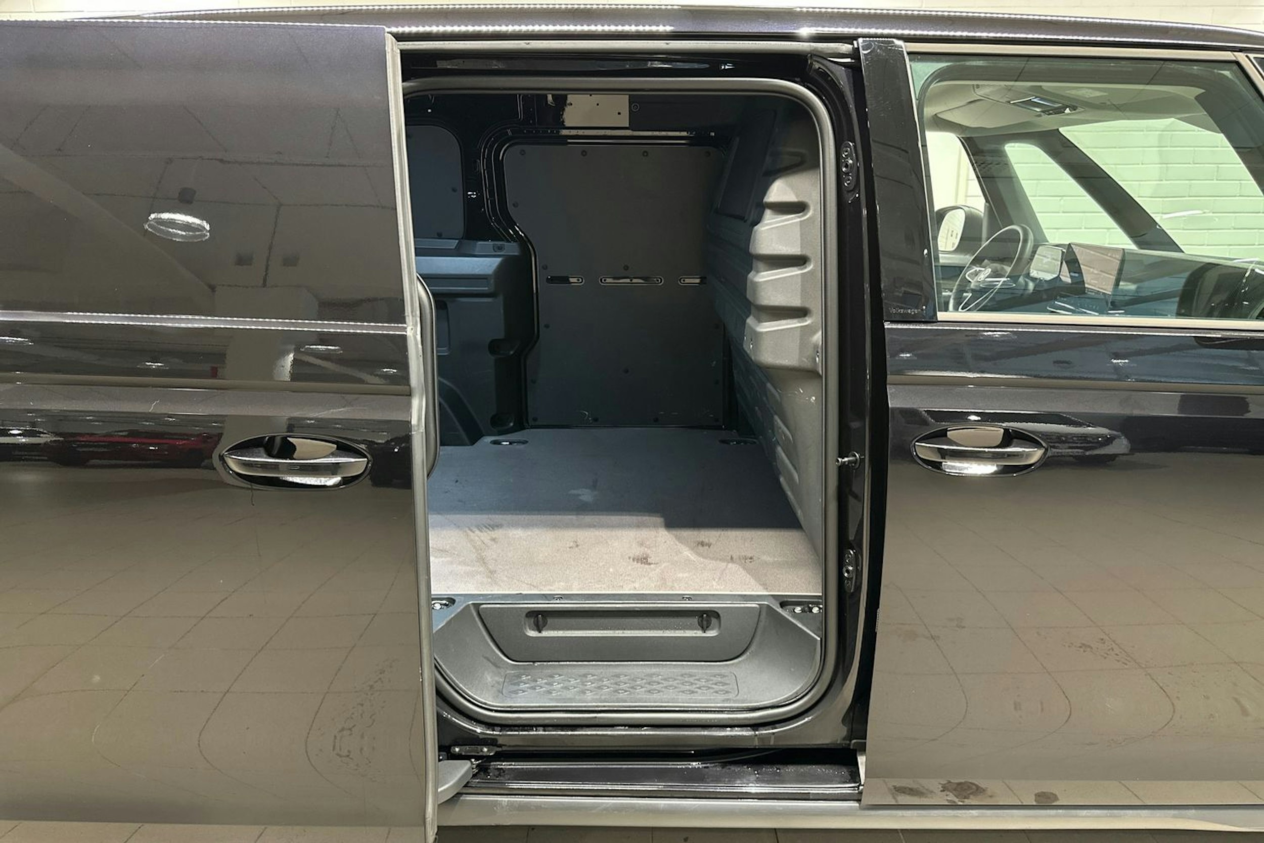 Musta Volkswagen ID. Buzz Cargo 2025 kuva 21.