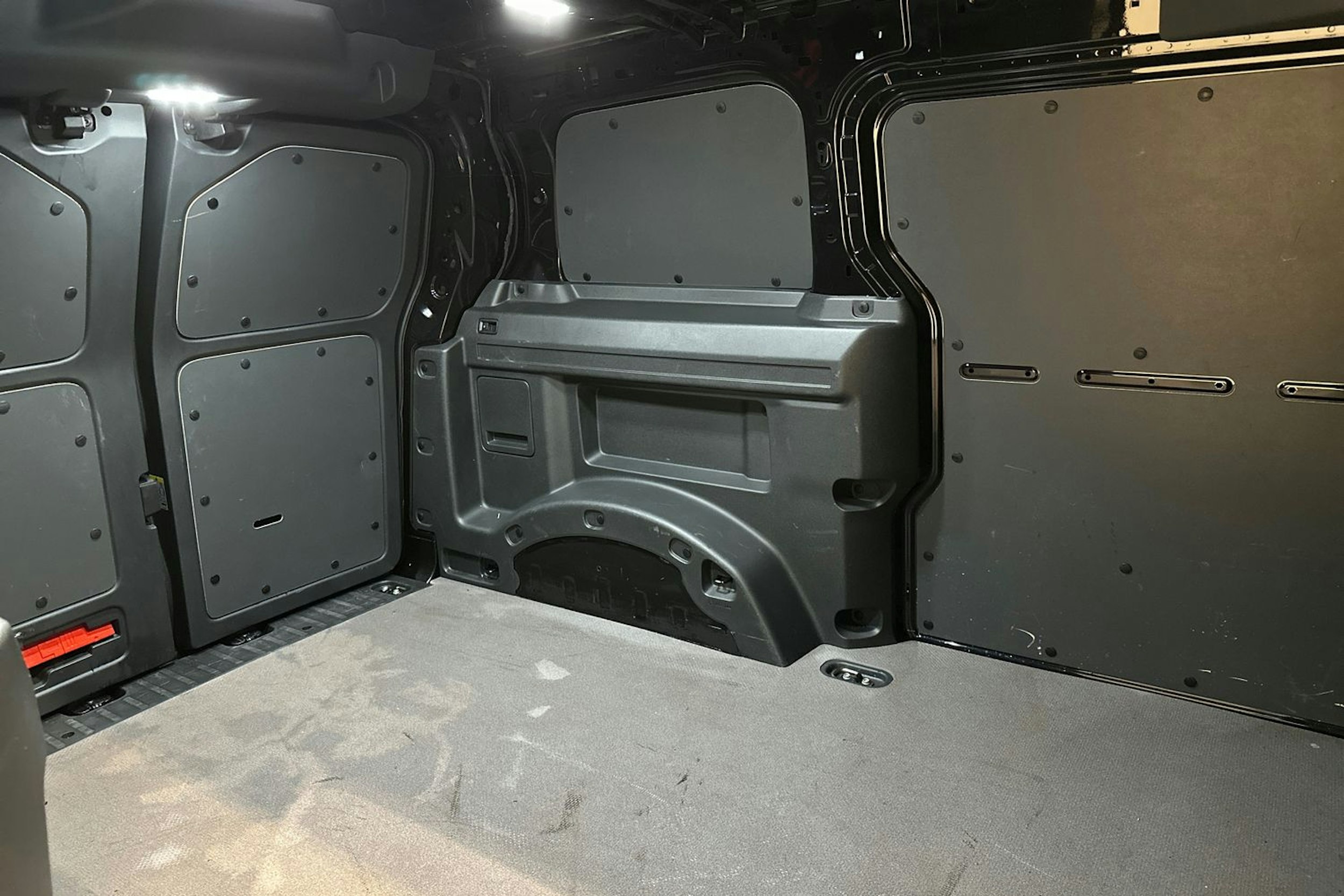 Musta Volkswagen ID. Buzz Cargo 2025 kuva 22.