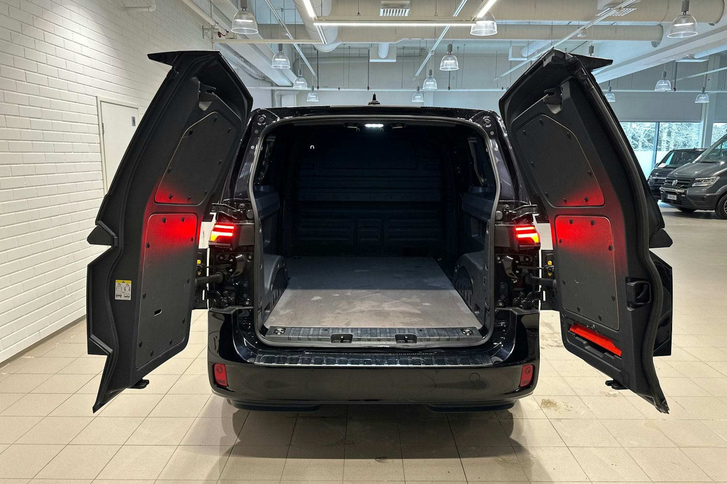 Musta Volkswagen ID. Buzz Cargo 2025 kuva 23.