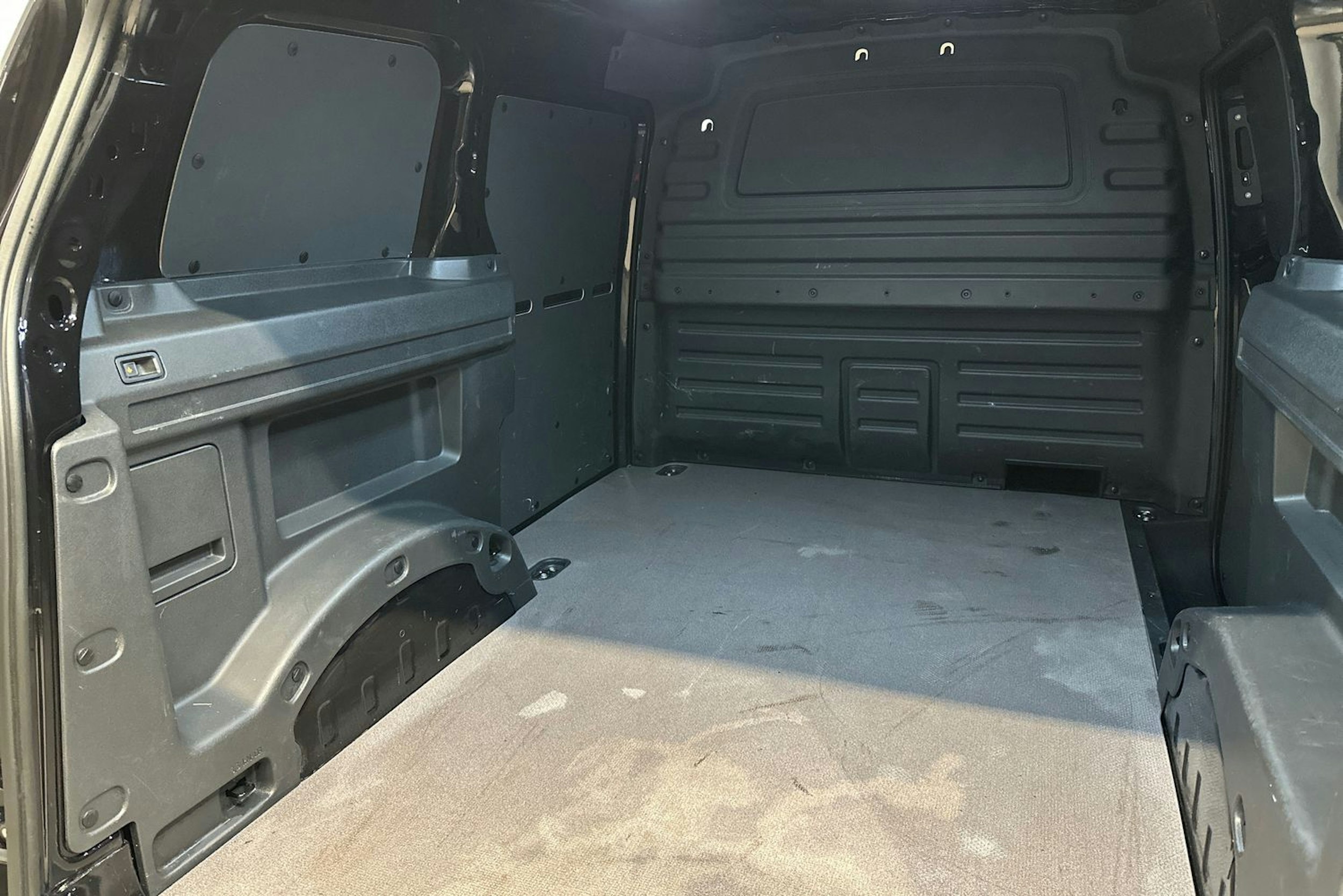 Musta Volkswagen ID. Buzz Cargo 2025 kuva 24.