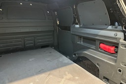 Musta Volkswagen ID. Buzz Cargo 2025 kuva 25.