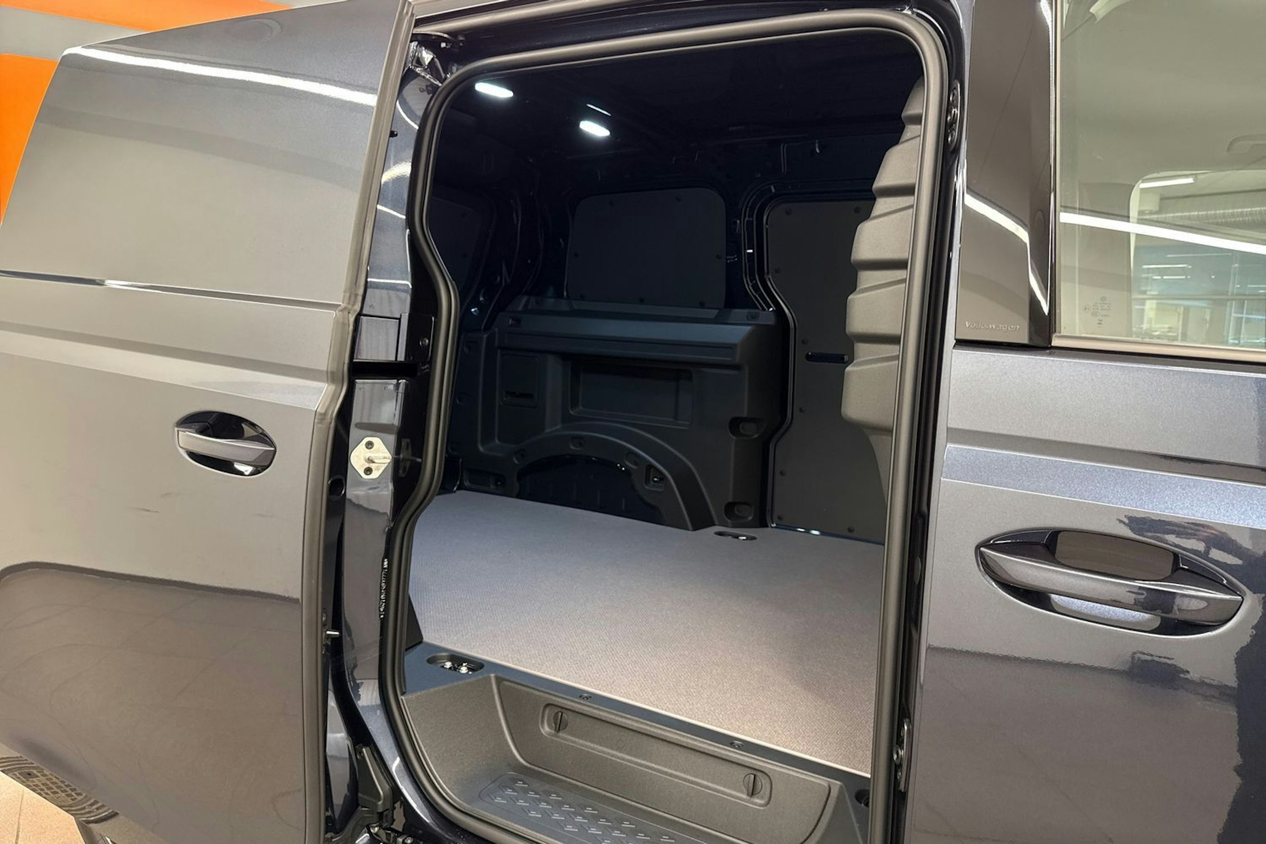 met. sininen Volkswagen ID. Buzz Cargo 2026 kuva 6.