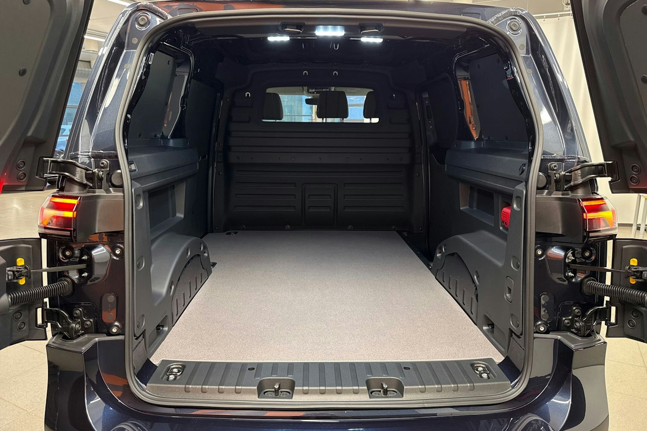 met. sininen Volkswagen ID. Buzz Cargo 2026 kuva 7.