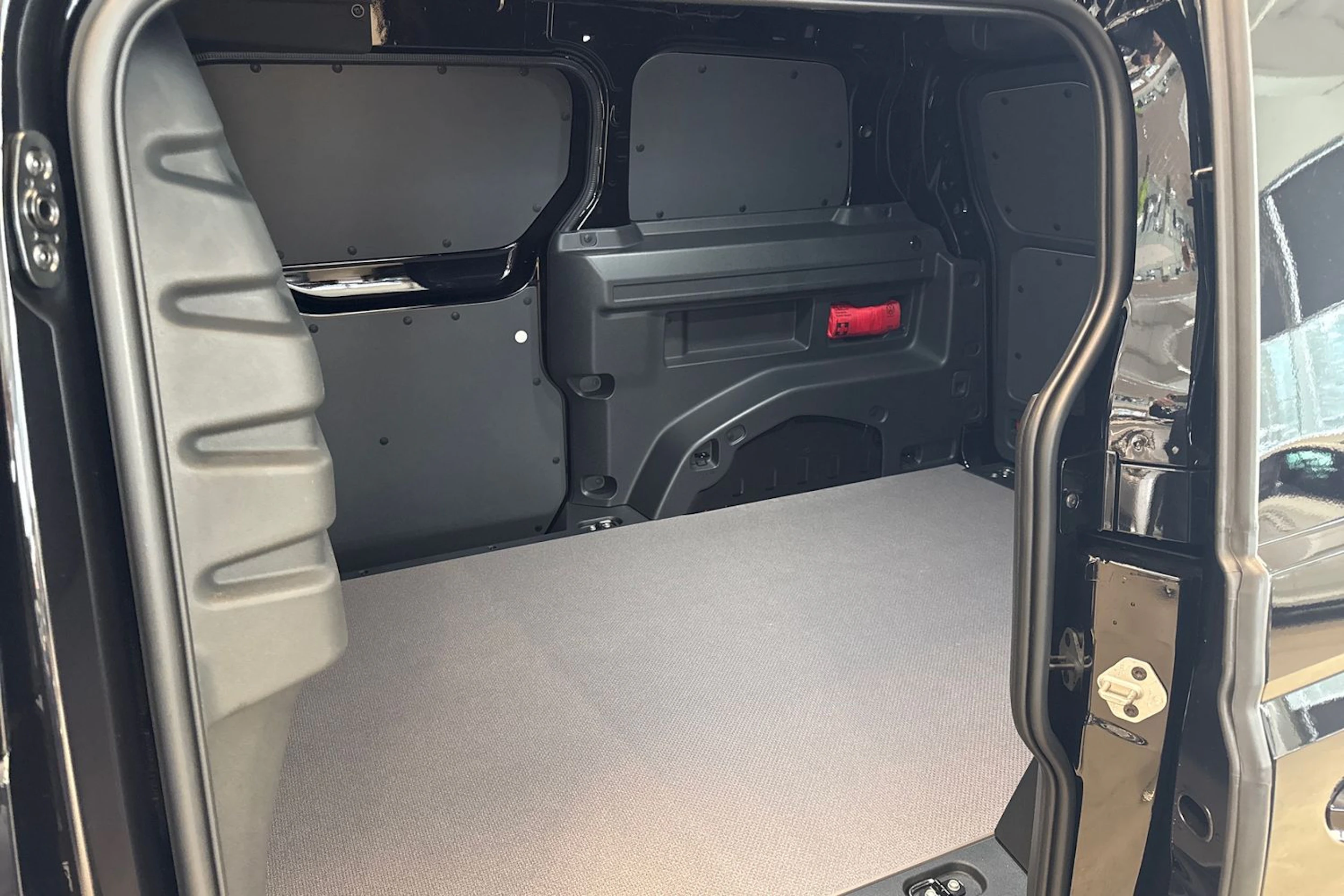 met. musta Volkswagen ID. Buzz Cargo 2026 kuva 10.