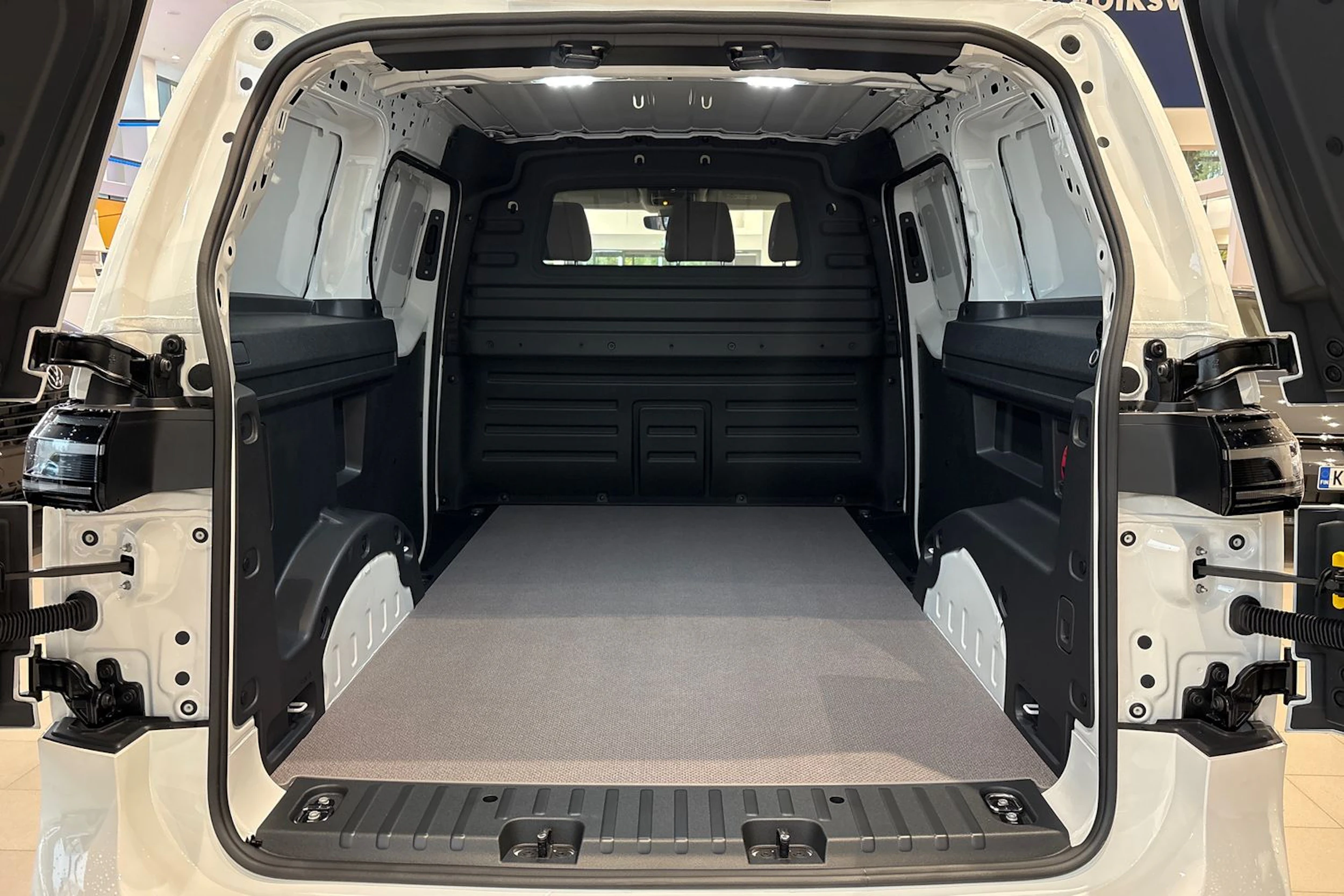 valkoinen Volkswagen ID. Buzz Cargo 2026 kuva 13.