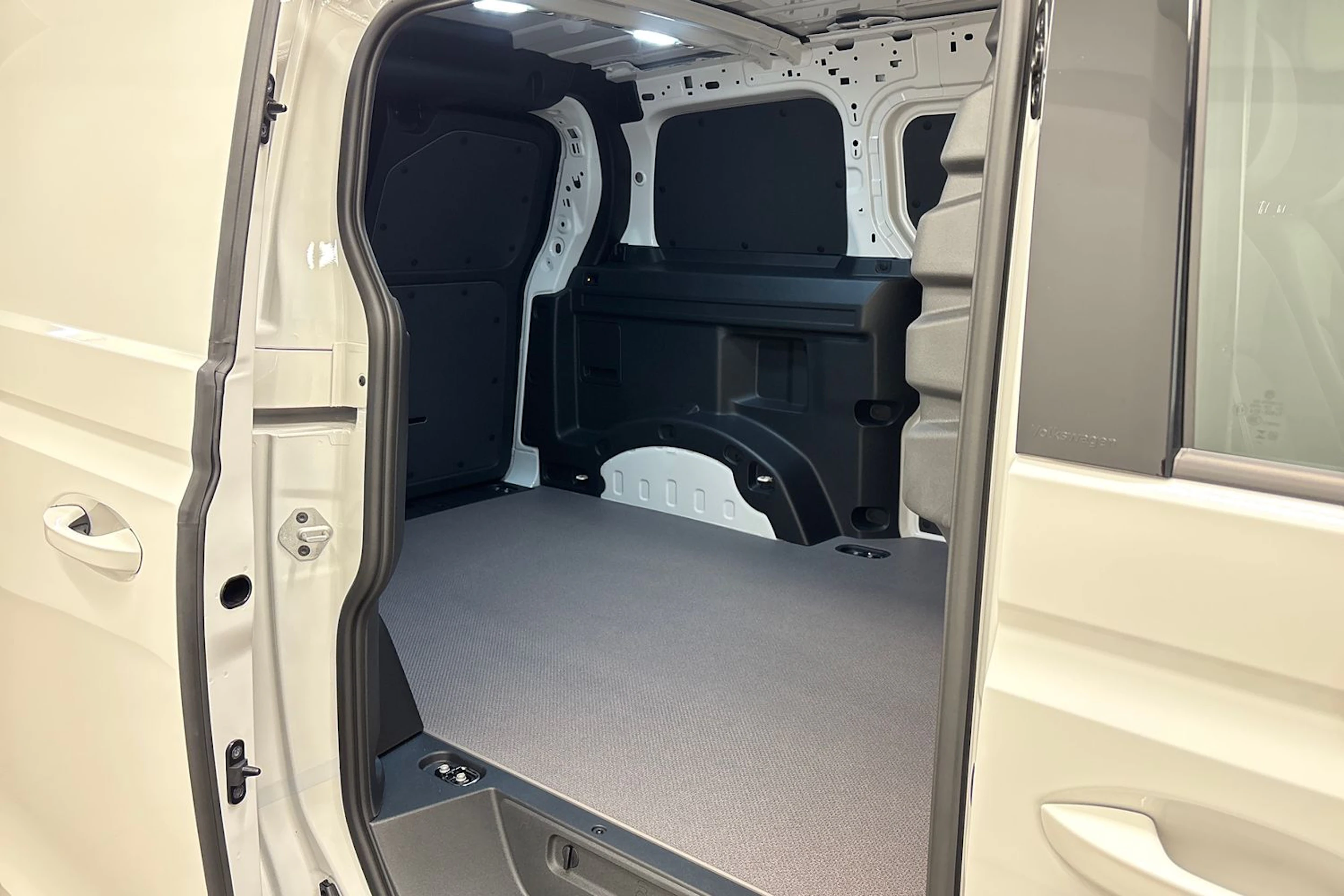 valkoinen Volkswagen ID. Buzz Cargo 2026 kuva 25.