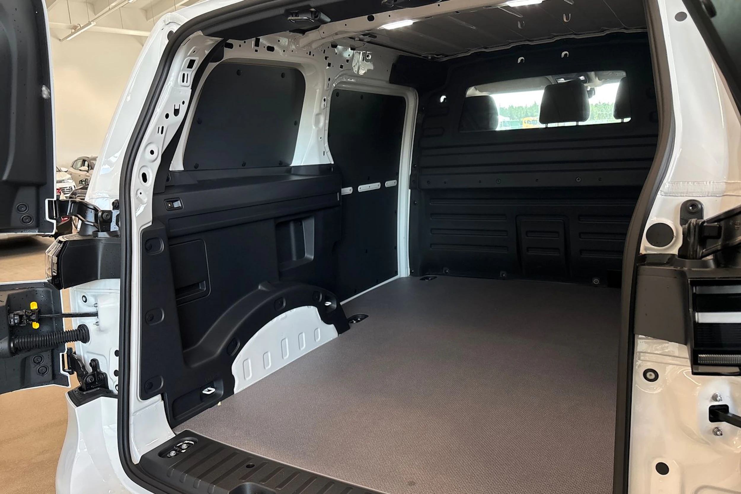 valkoinen Volkswagen ID. Buzz Cargo 2026 kuva 17.