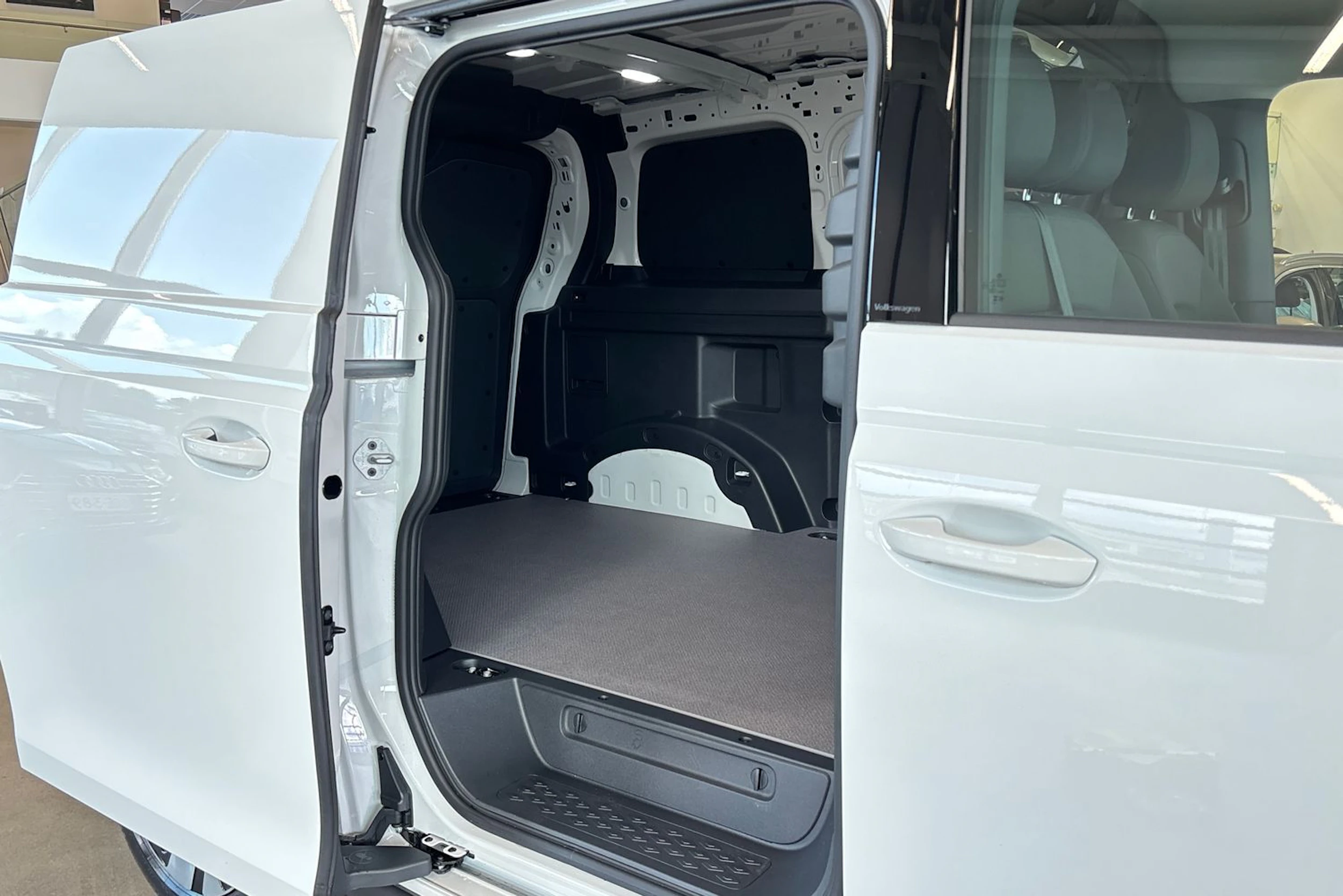valkoinen Volkswagen ID. Buzz Cargo 2026 kuva 20.