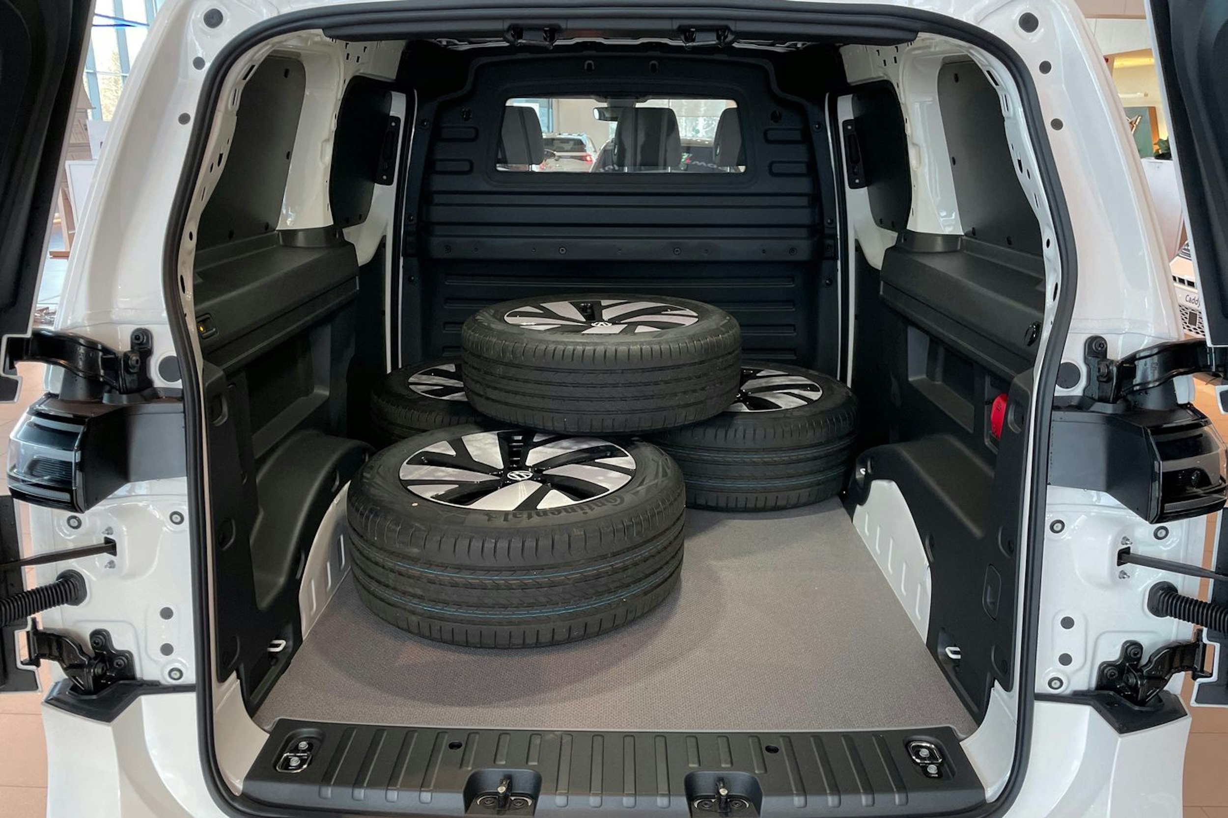 valkoinen Volkswagen ID. Buzz Cargo 2026 kuva 13.