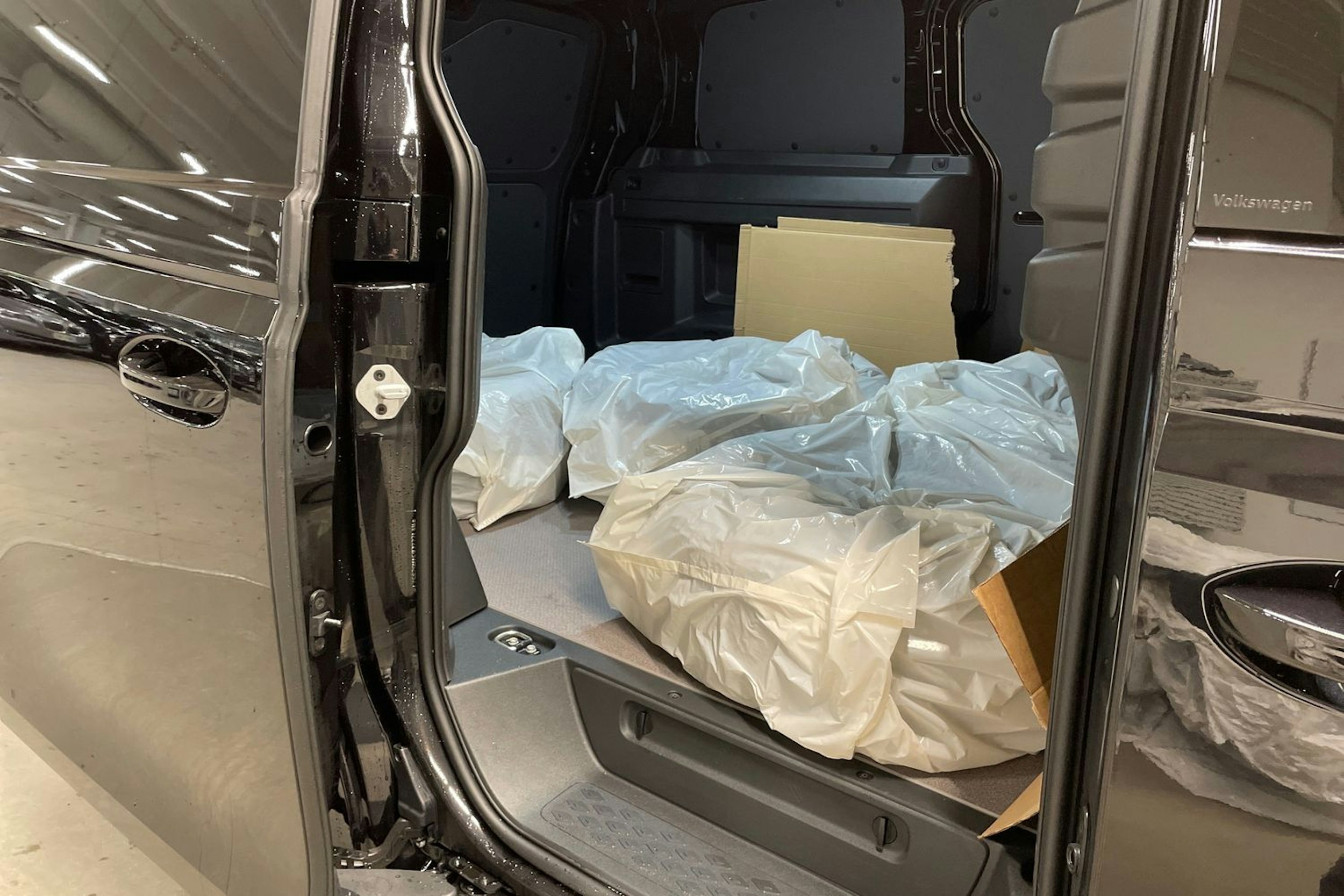 met. musta Volkswagen ID. Buzz Cargo 2026 kuva 13.